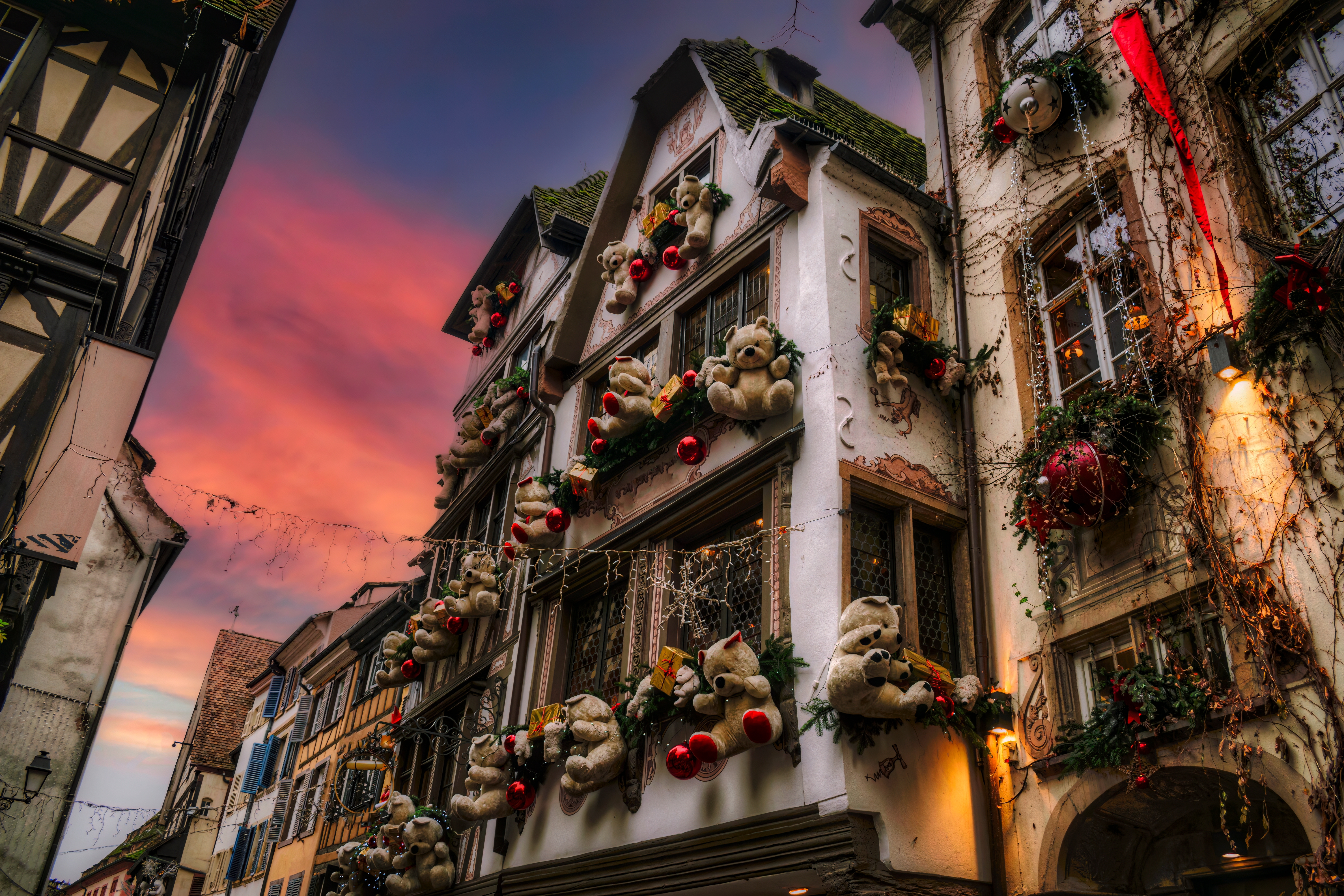 Alsace Strasbourg julemarked med middelalderlige bygninger og julpynt