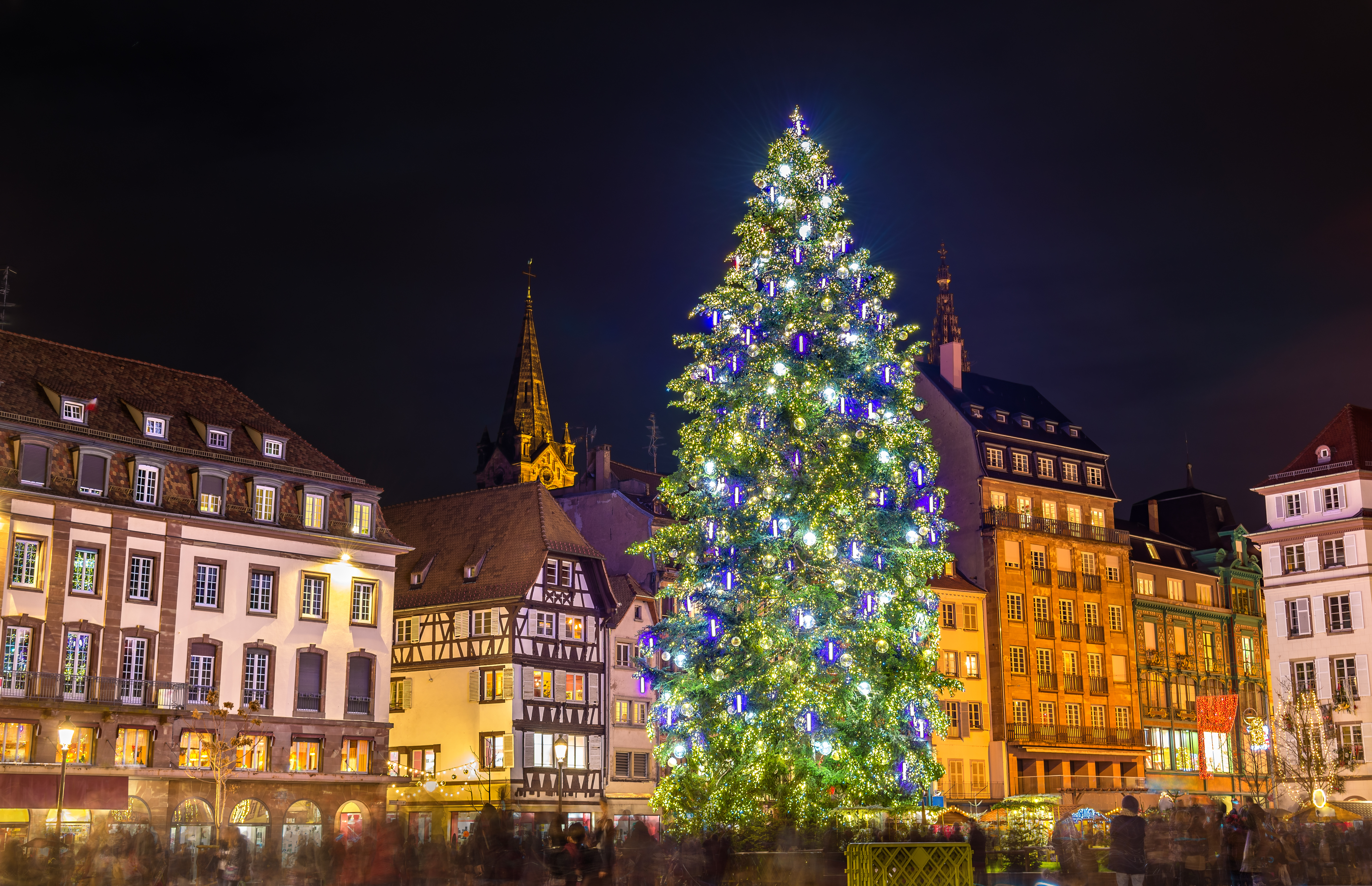 Magisk julestemning i Strasbourg med oplyst juletræ på hovedpladsen og UNESCO verdensarv arkitektur