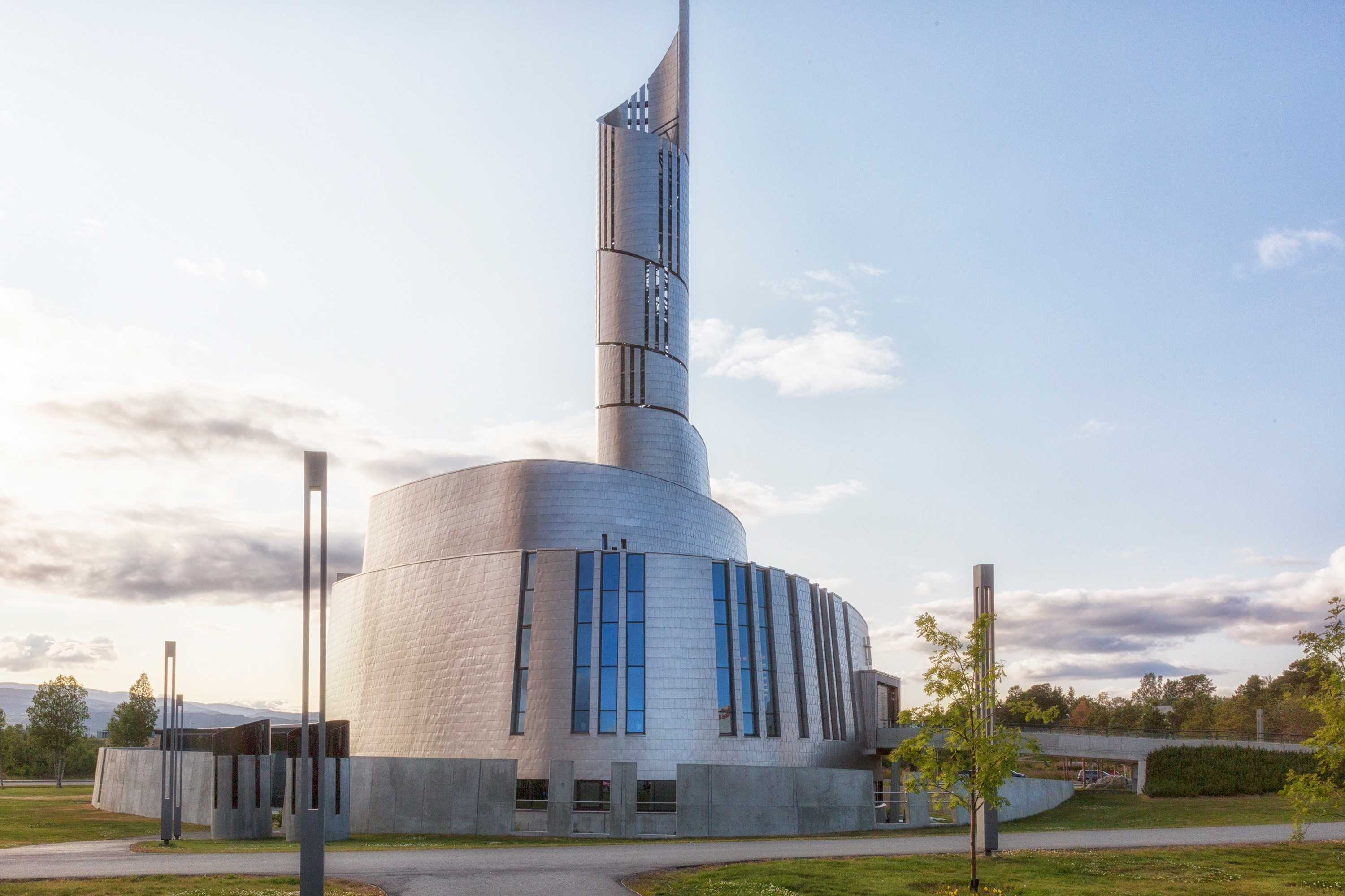 Nordlyskathedralen i Alta, Nordnorge – en unik og moderne katedral i sølv med et karakteristisk tårn, beliggende i Troms og Finnmark under en smuk blå himmel