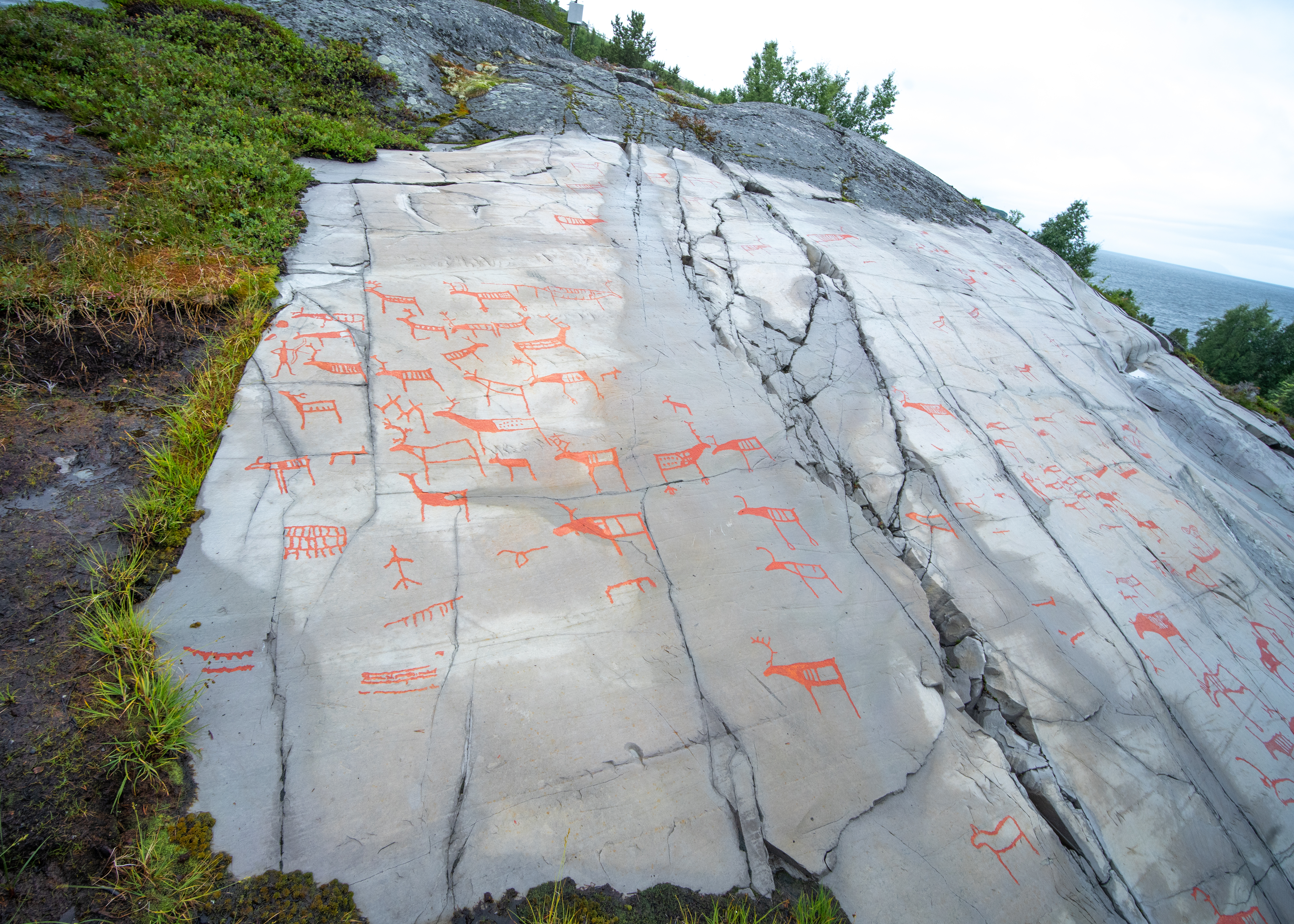 Forhistoriske helleristninger ved Alta i Finnmark – UNESCO-verdensarv med oldtidsristninger af rensdyr og menneskefigurer på norsk klippeflade