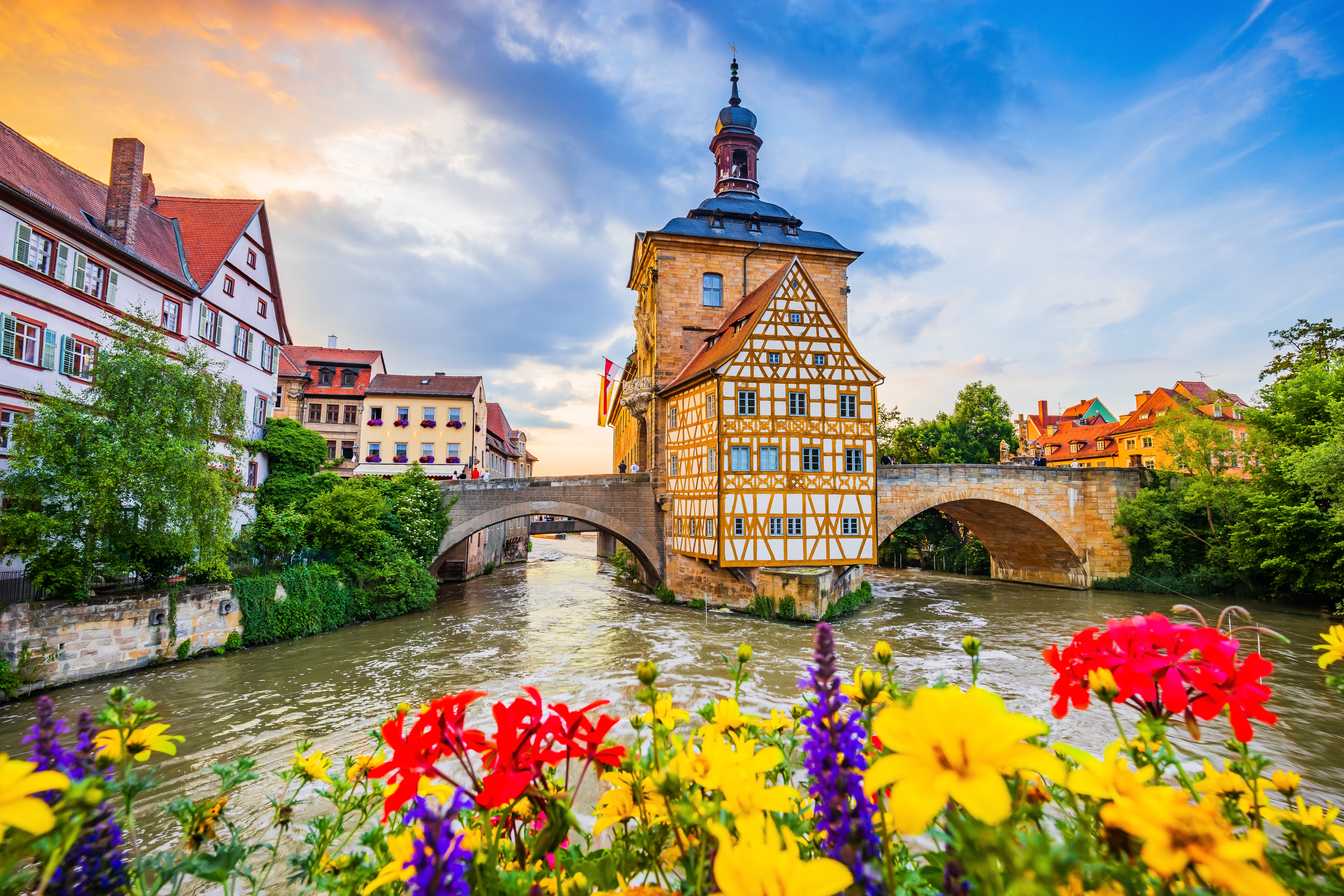 Det charmerende Altes Rathaus i Bamberg med to broer over Regnitz-floden, et unikt eksempel på bayersk arkitektur og UNESCO verdensarv