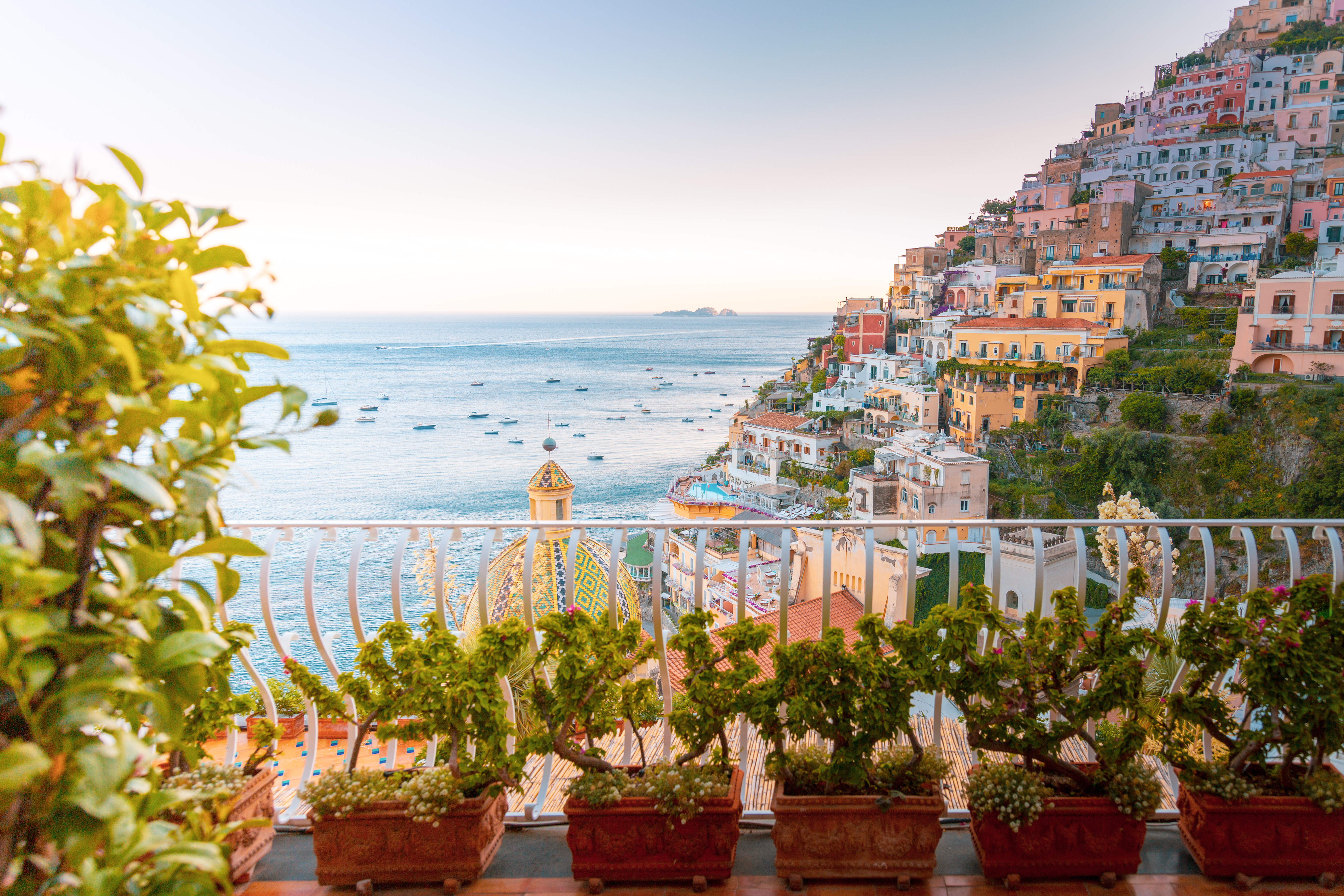 Spektakulær udsigt over Positanos terrasserede klippeby på Amalfi-kysten i Italien