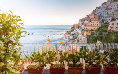 Spektakulær udsigt over Positanos terrasserede klippeby på Amalfi-kysten i Italien