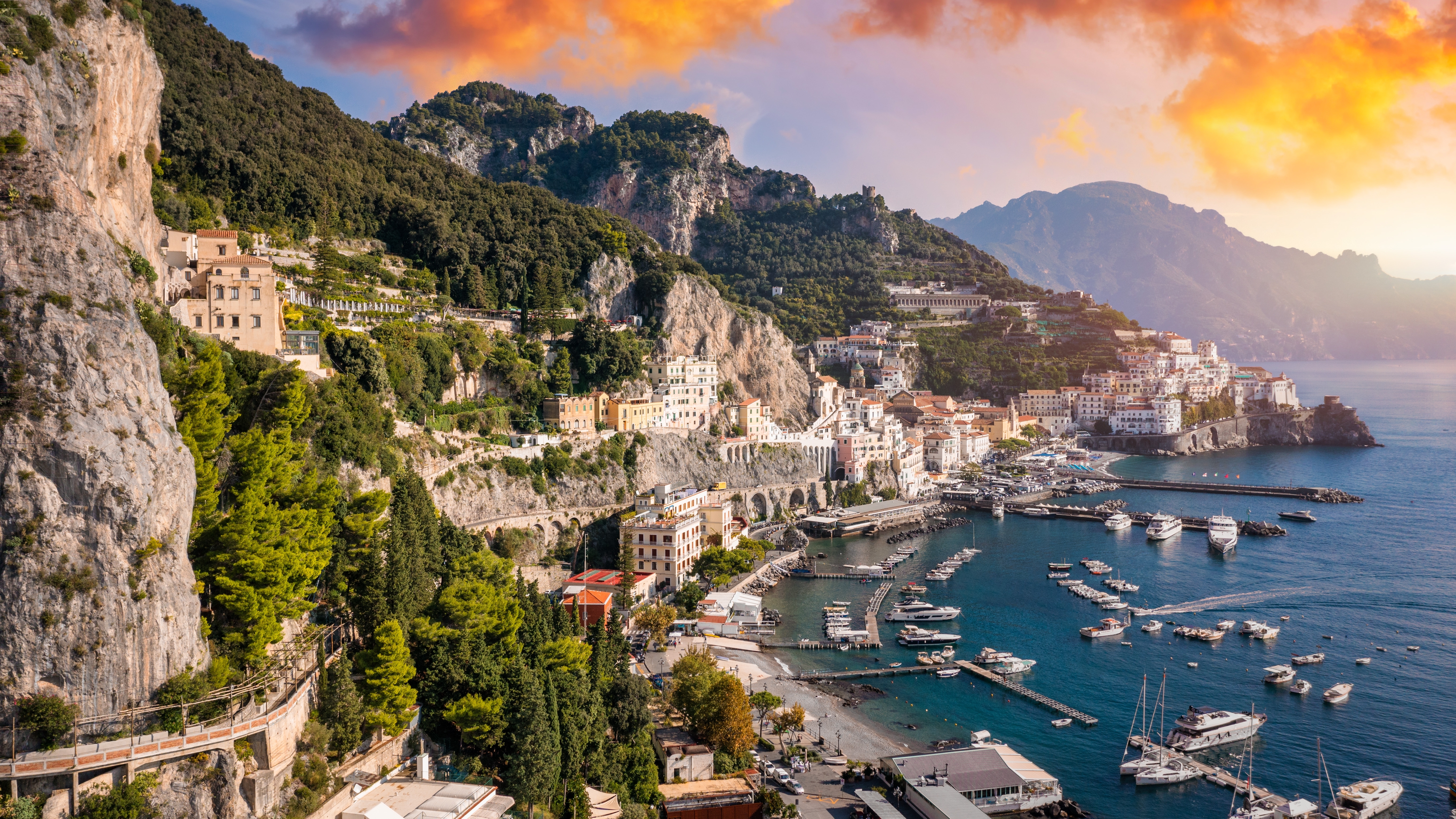 Amalfi-kysten i Campania som populær italiensk rejsedestination med dramatiske klipper og blåt hav
