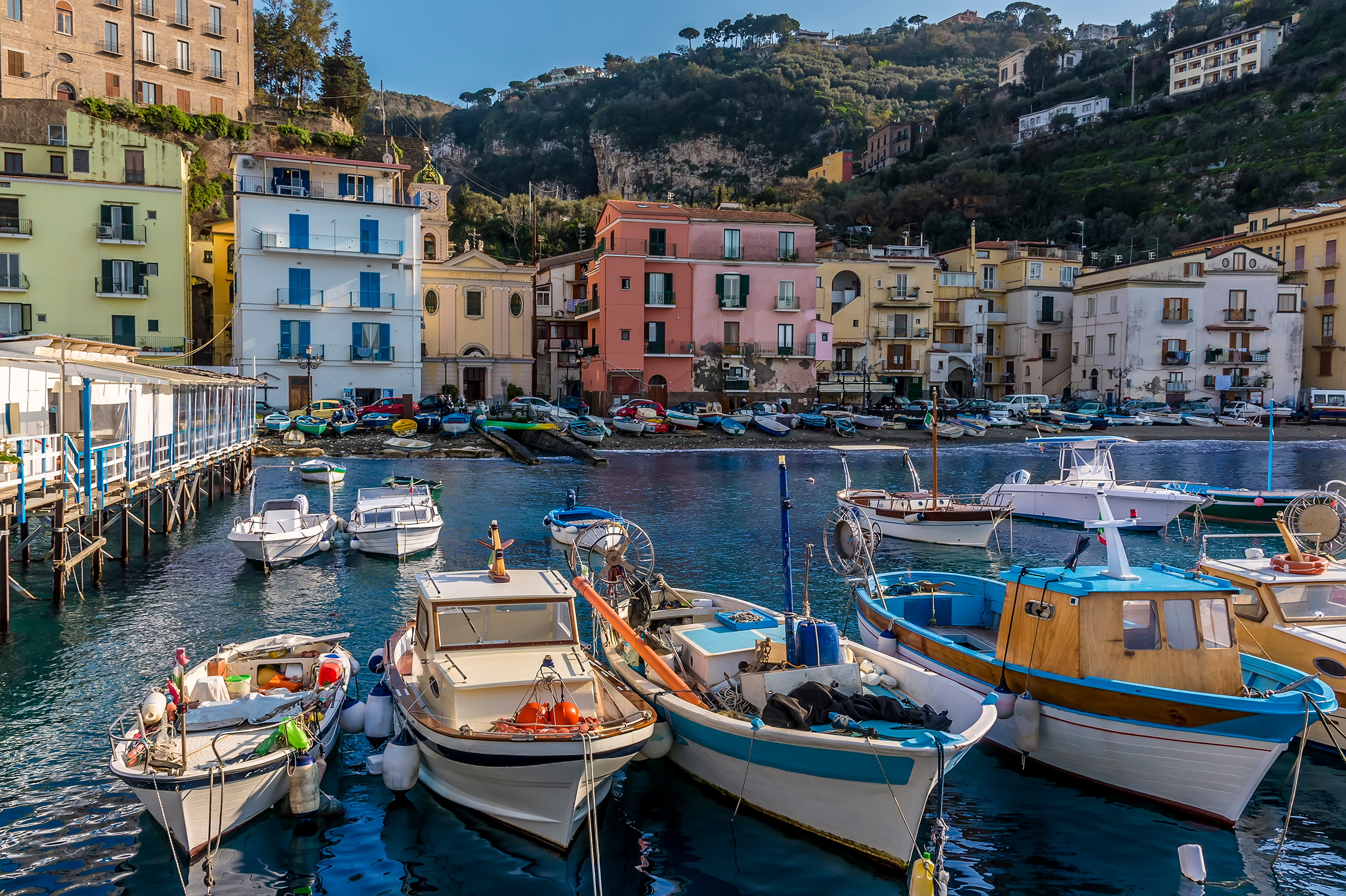 Fiskerbåde i marina på Amalfikysten med karakteristiske farverige italienske huse