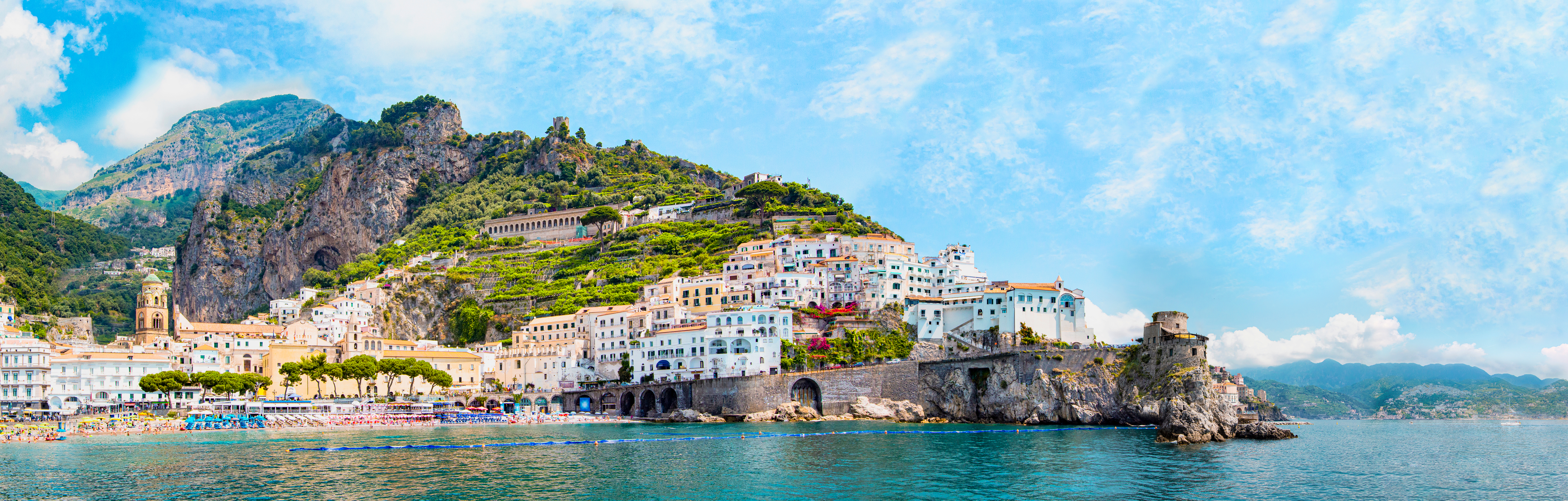 Fantastisk panoramaudsigt over Amalfi-kysten med bjerglandskab og middelhavskyst