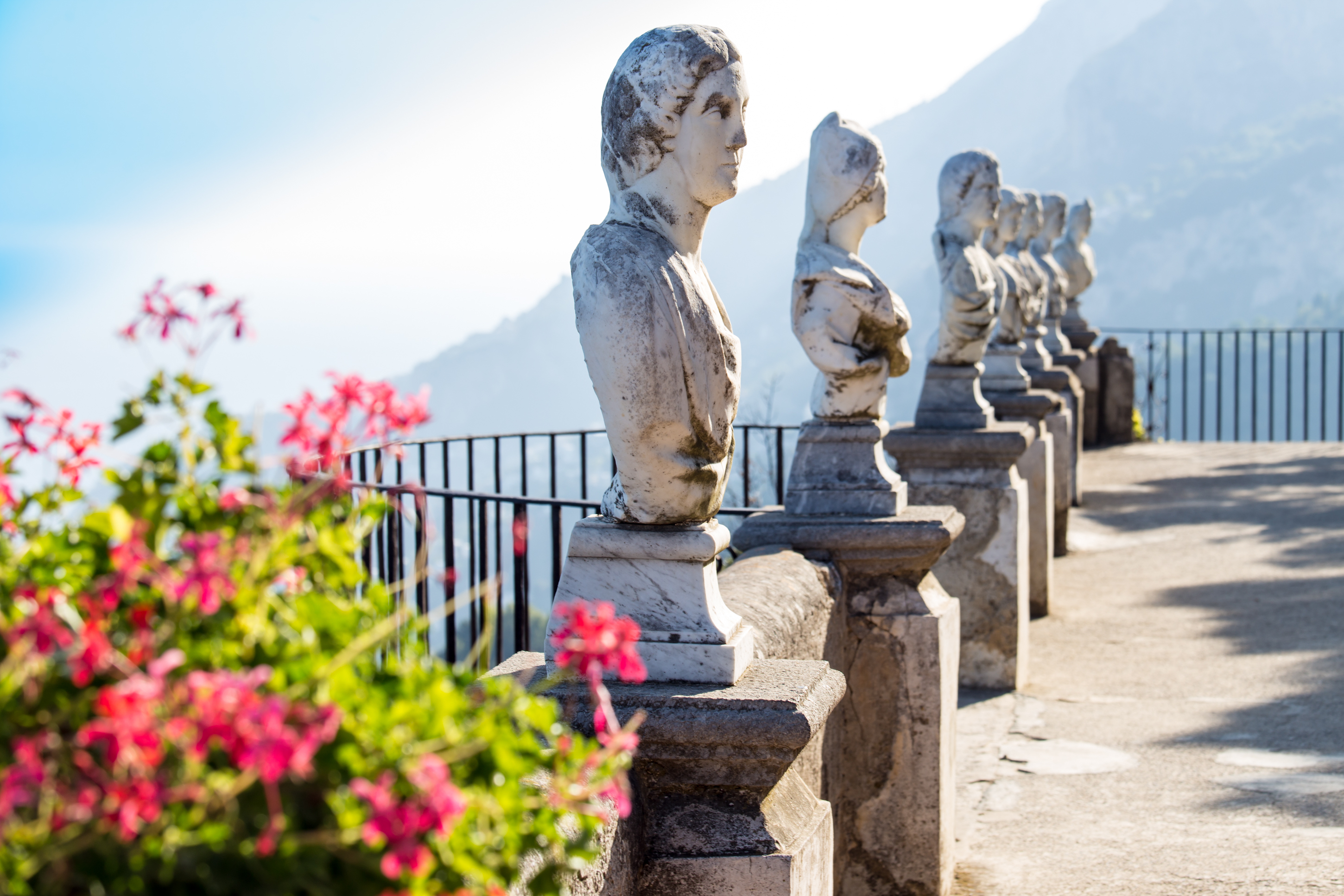 Spektakulær udsigt over det blå Middelhav og Amalfkysten fra Ravello i Campania-regionen, Italien