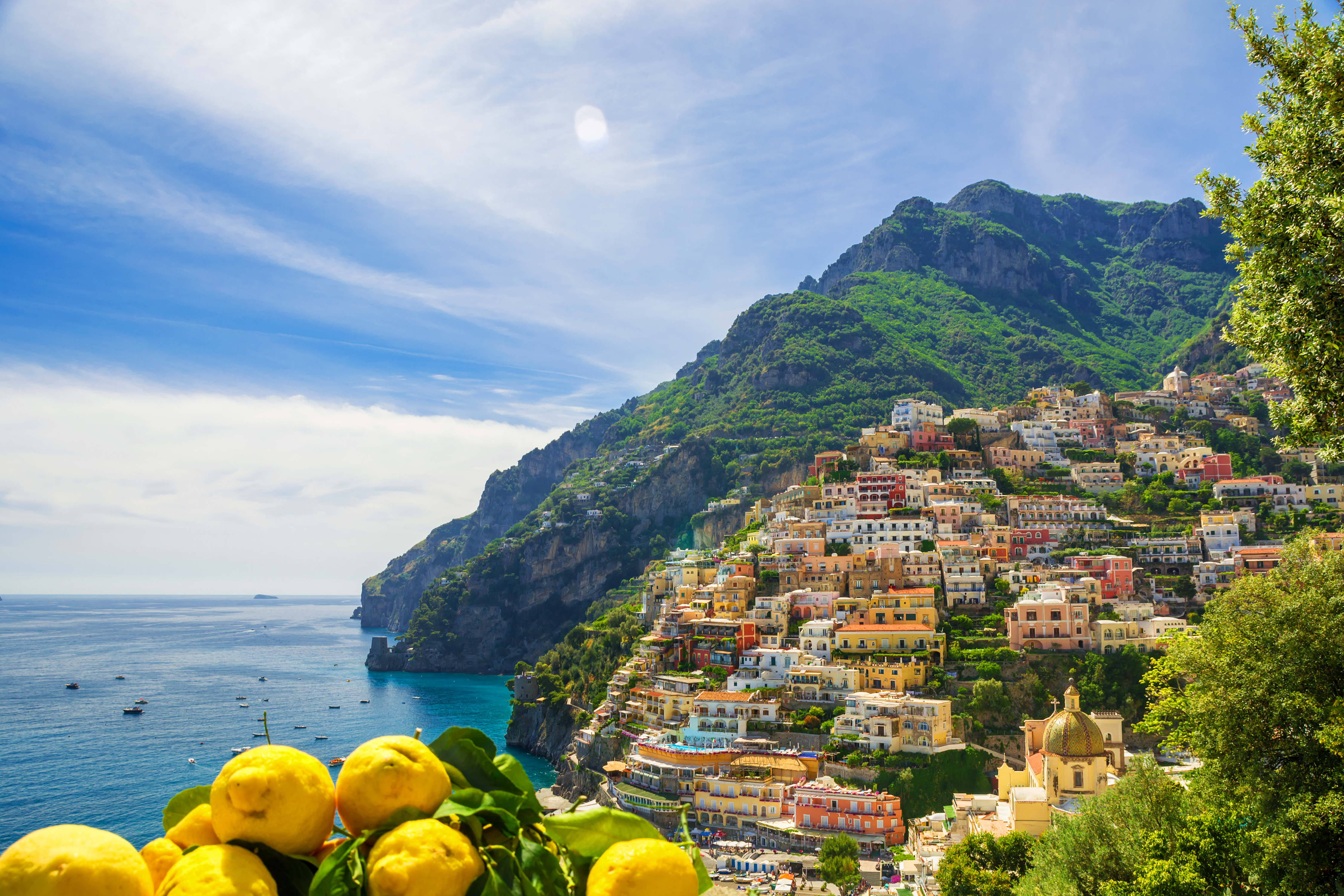 Smuk udsigt over Positano landsby på Amalfikysten med friske citroner i forgrunden