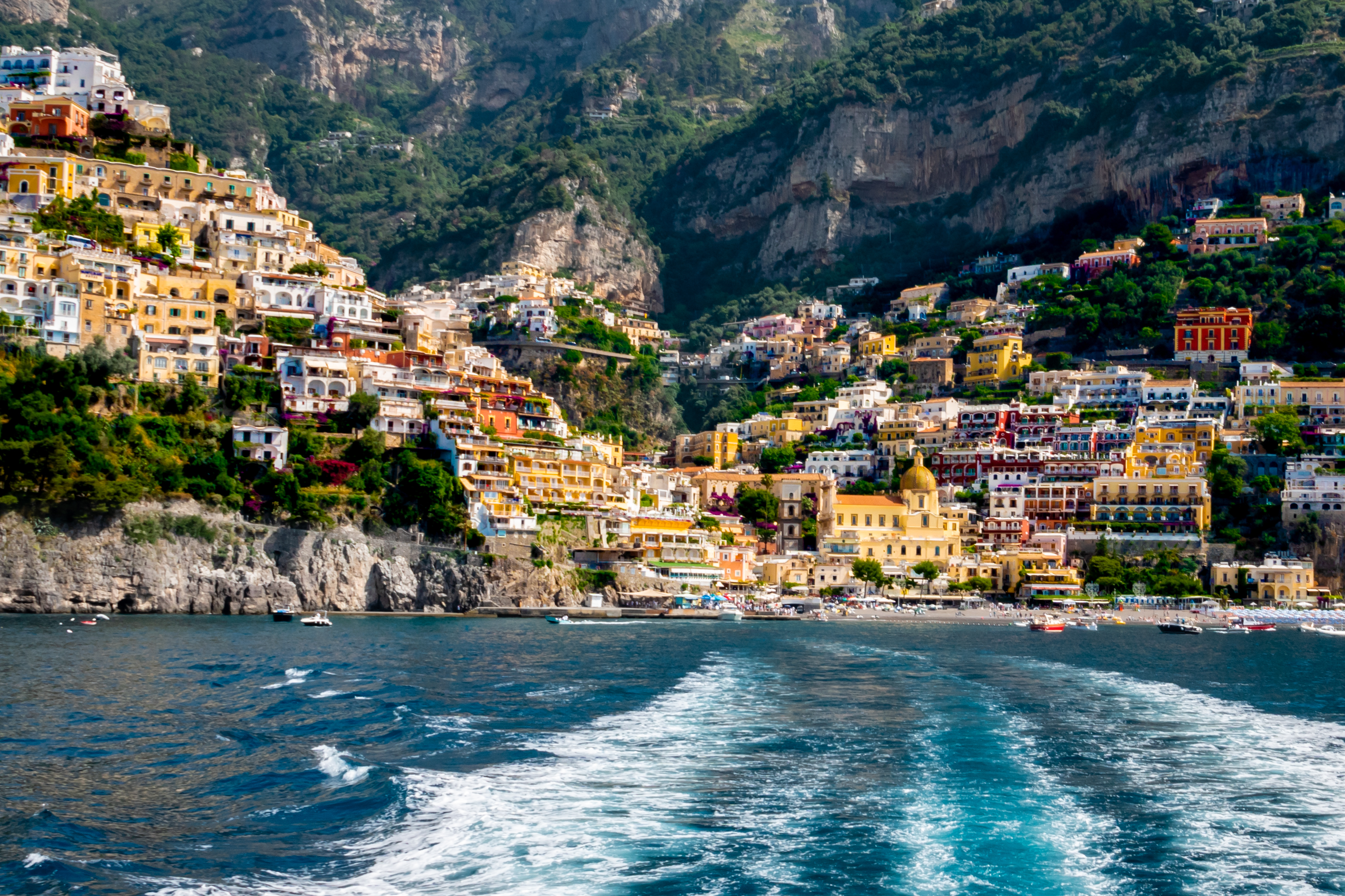 Ferierejse til Positano på Amalfikysten med traditionelle italienske huse på klipper
