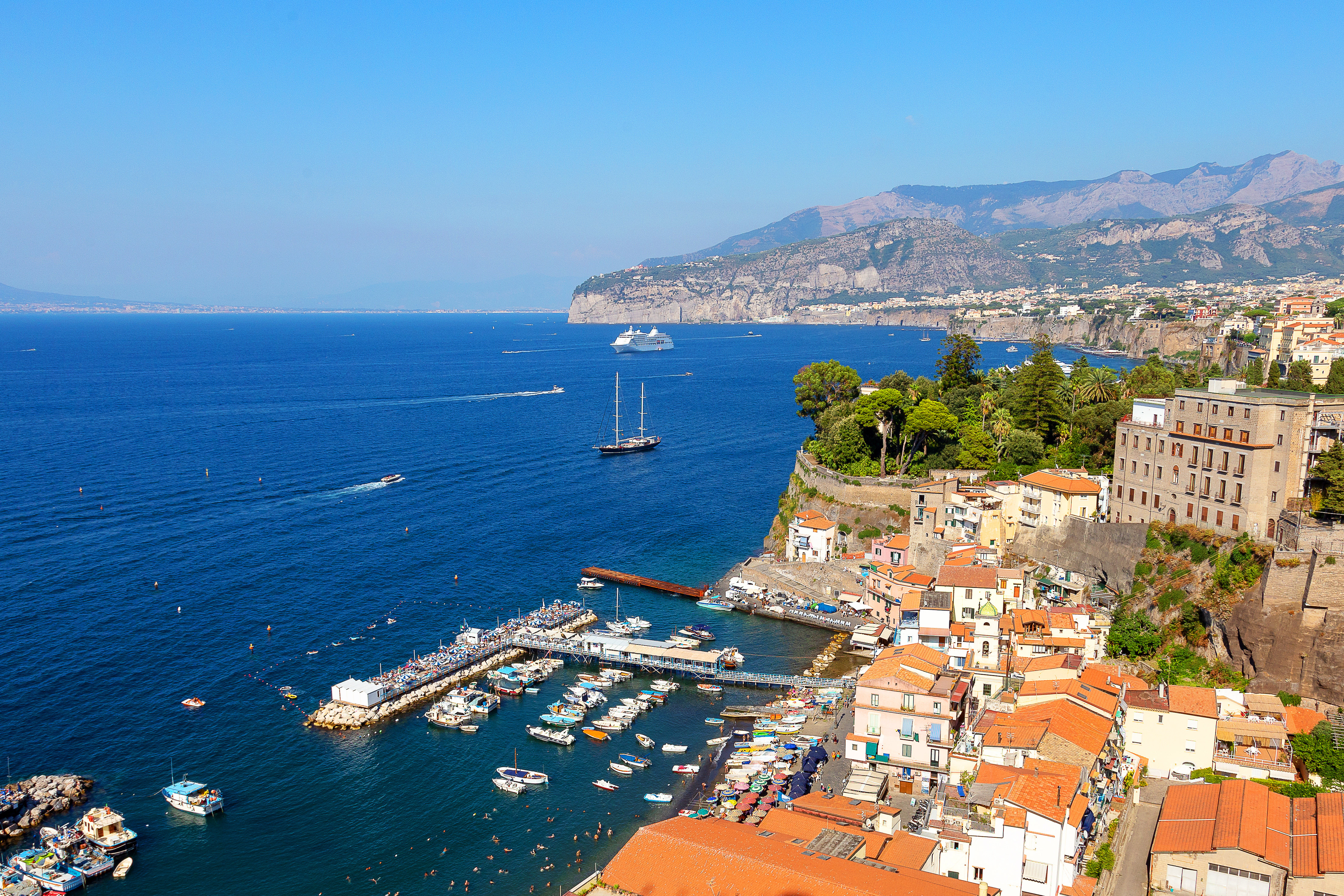 Fascinerende udsigt over Sorrentos farvede bygninger og den dramatiske kystlinje ved det blå Middelhav på Amalfikysten