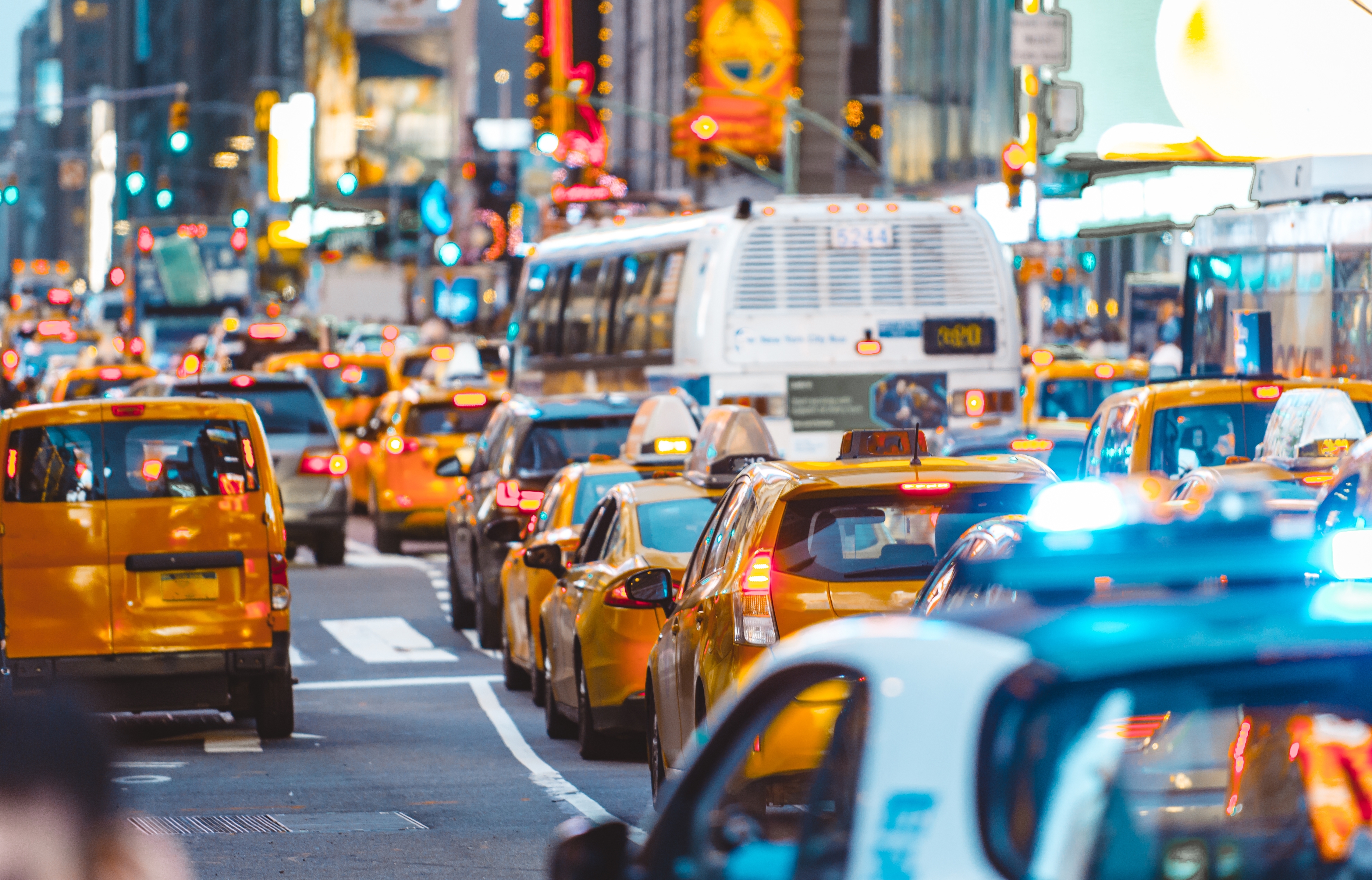 Travle gader i New York med klassiske gule taxaer