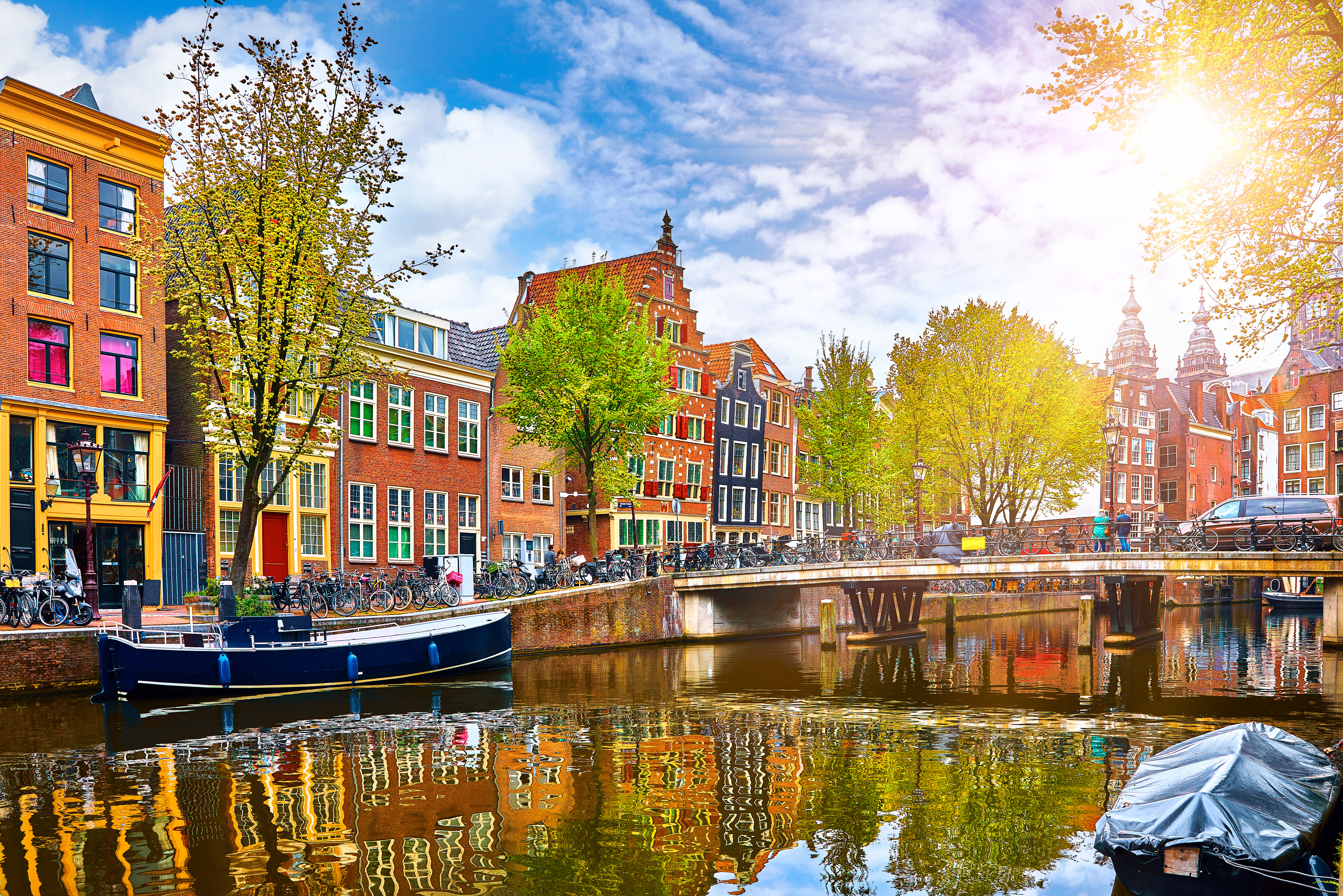 Smukke kanaler i Amsterdam med karakteristiske bygninger langs Amstel-floden i foråret