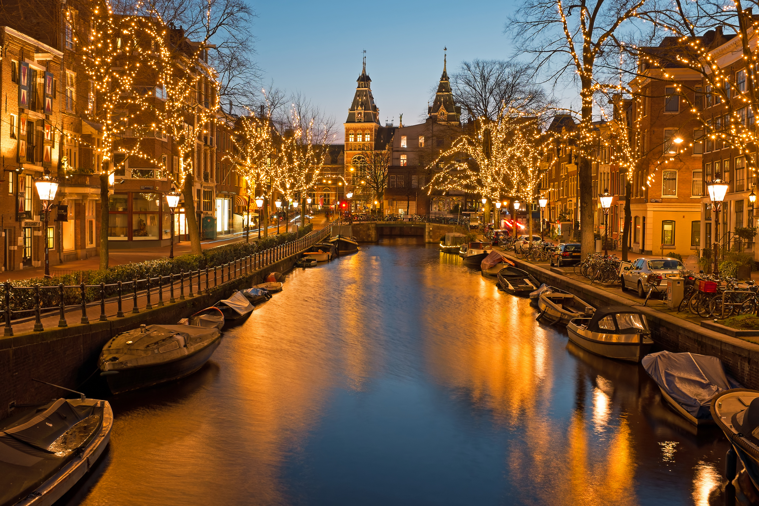 Amsterdam kanal med historiske bygninger og julelys under vinterferie