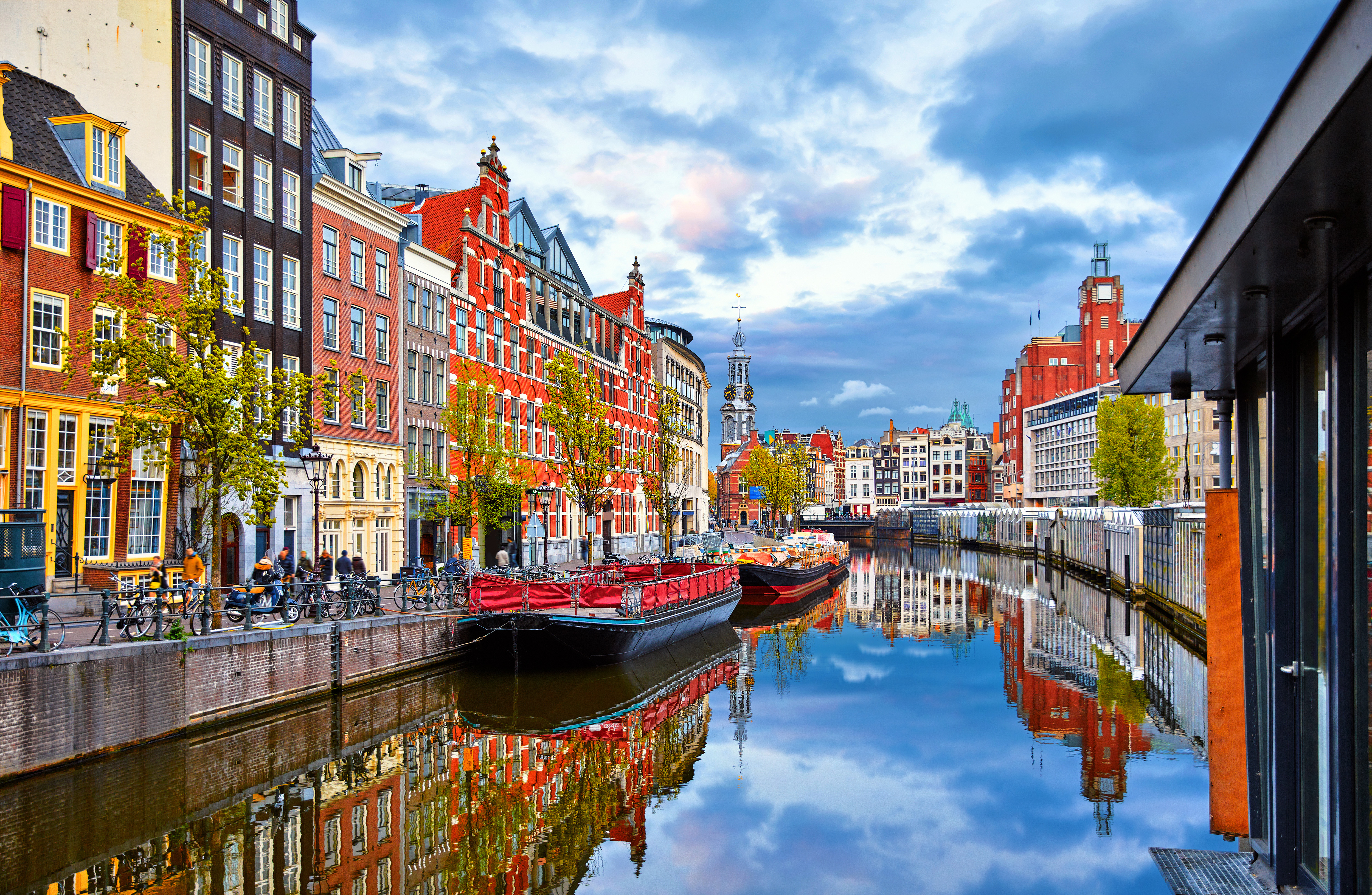 Amsterdam vandkanal omgivet af broget hollandsk arkitektur og både