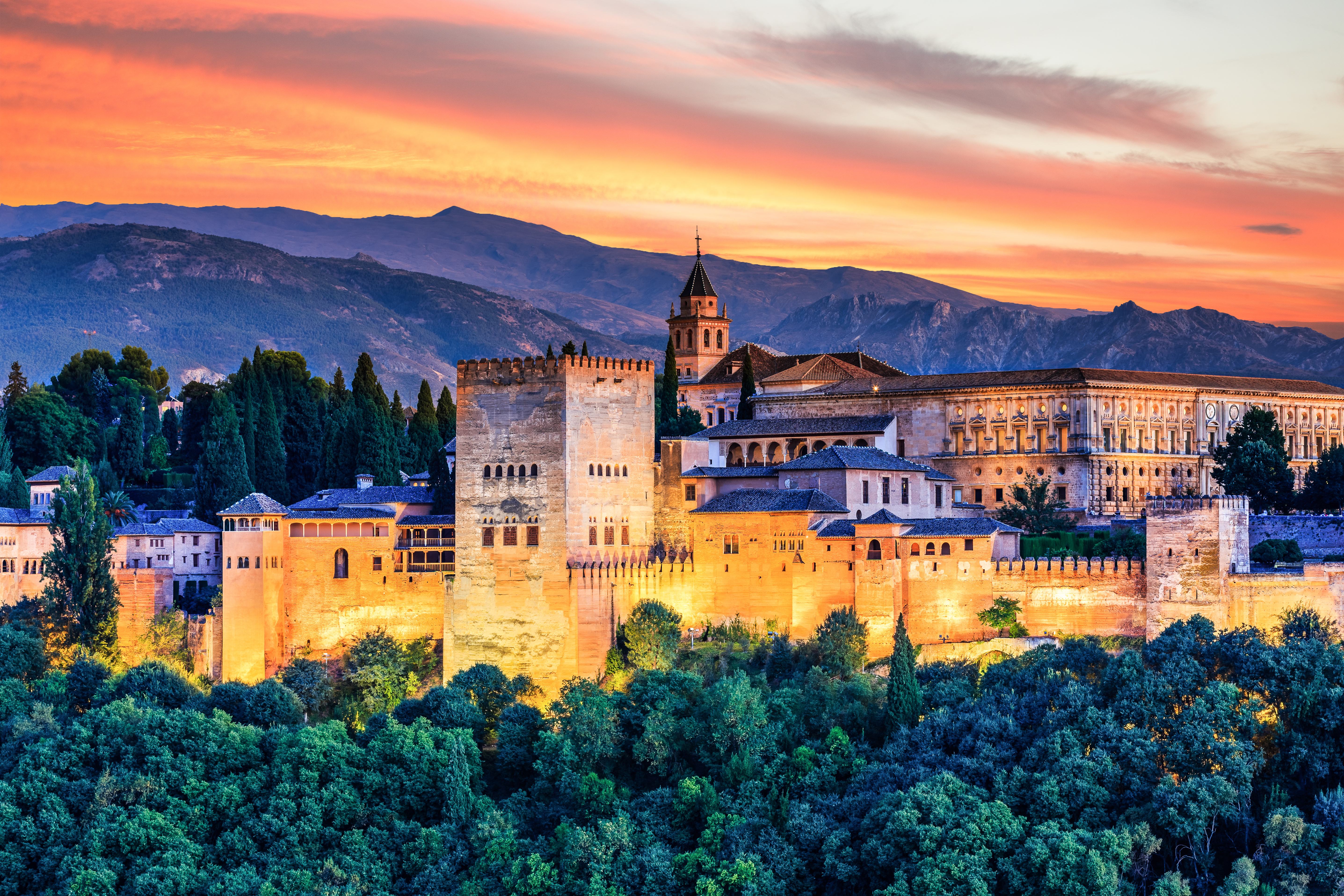 Historiske Alhambra paladser i Granada oplyst i gyldent lys ved solnedgang, Andalusien