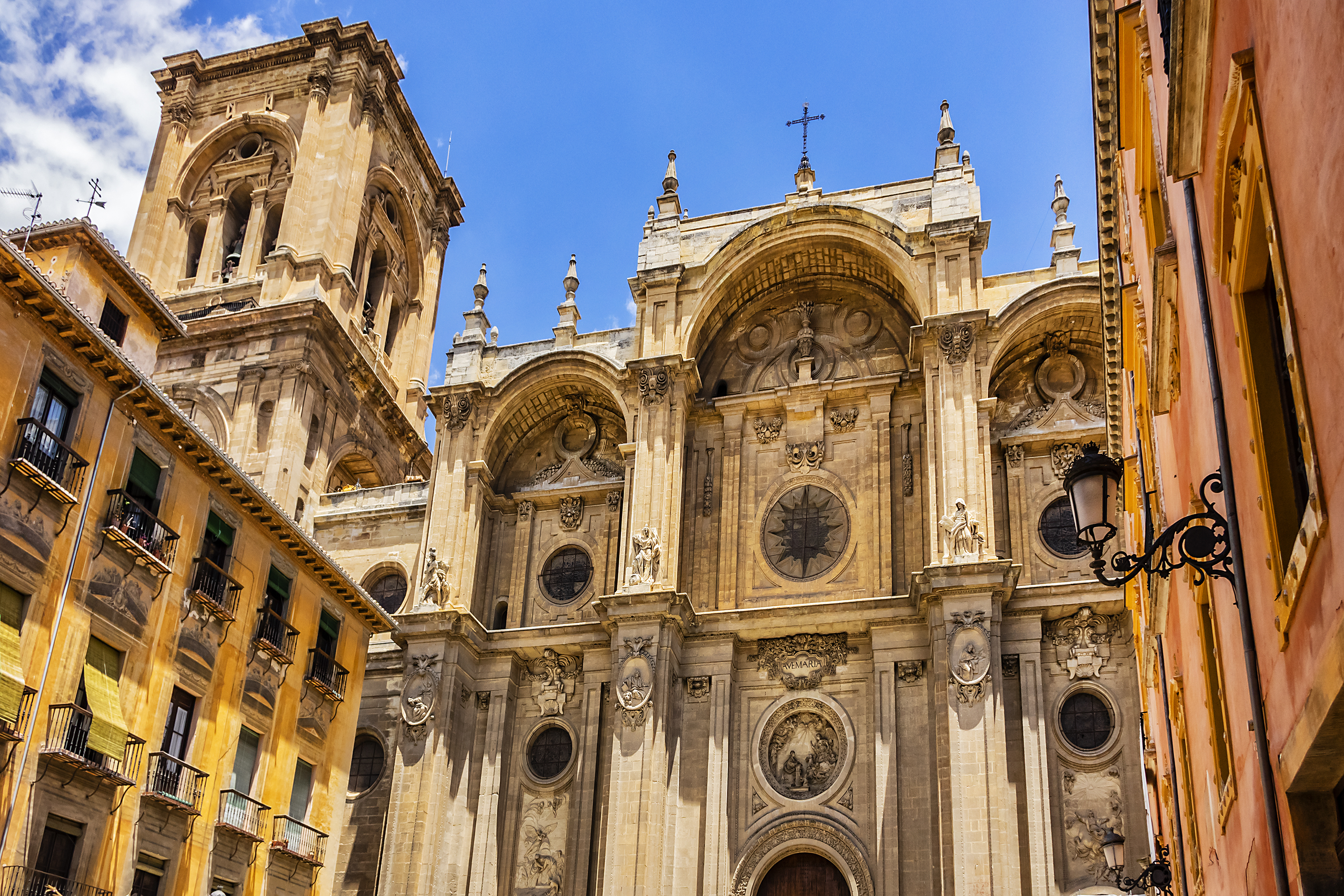 Den storslåede Granada Katedral fra 1561 med sin karakteristiske blanding af renæssance og barok arkitektur i hjertet af Andalusien