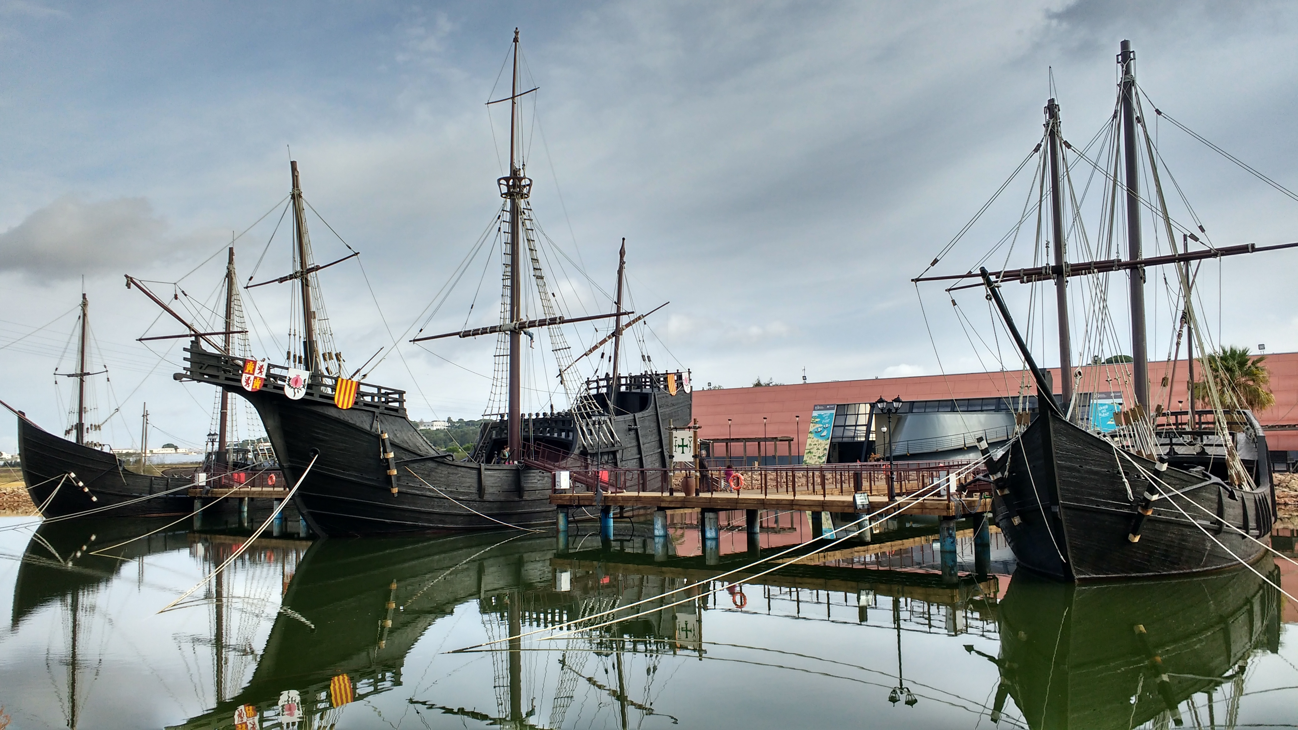 Traditionsrige Columbus skibe ved kajen i Huelva Andalusien