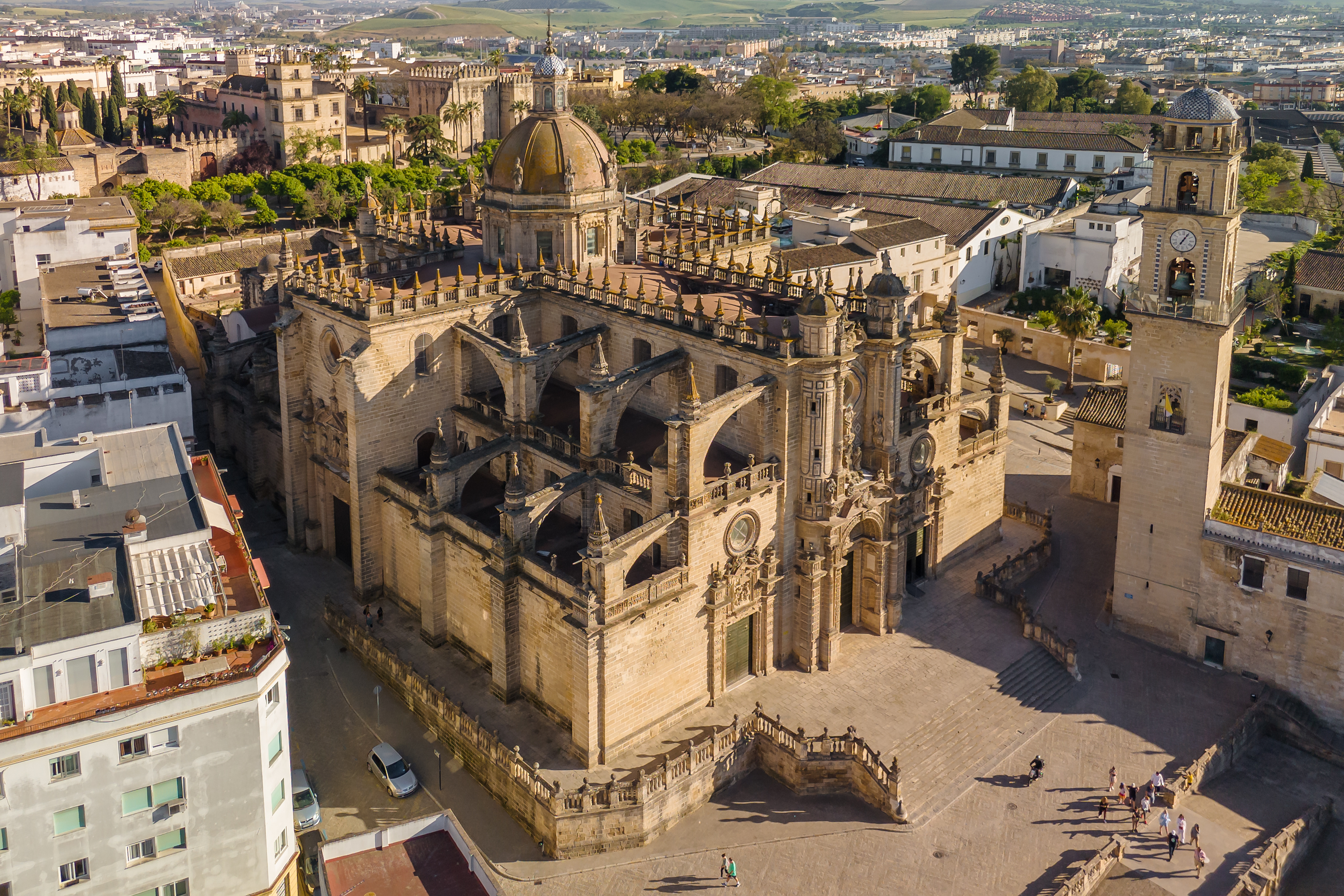 Dronefoto af Jerez de la Fronteras majestætiske katedral og historiske bymidte i det sydlige Spanien