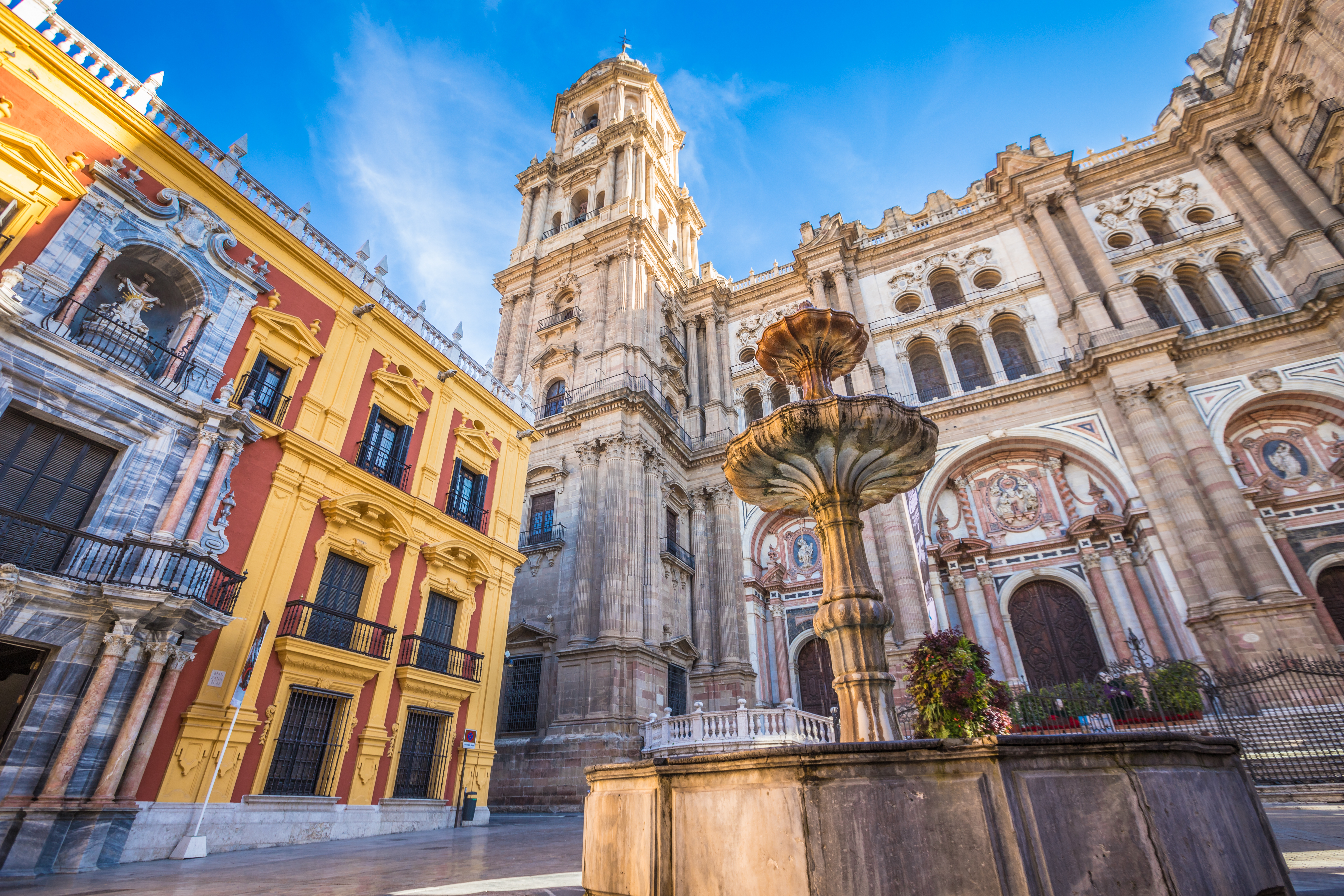 Smuk katedral plads i Malaga med barok arkitektur og blaa himmel, Andalusien