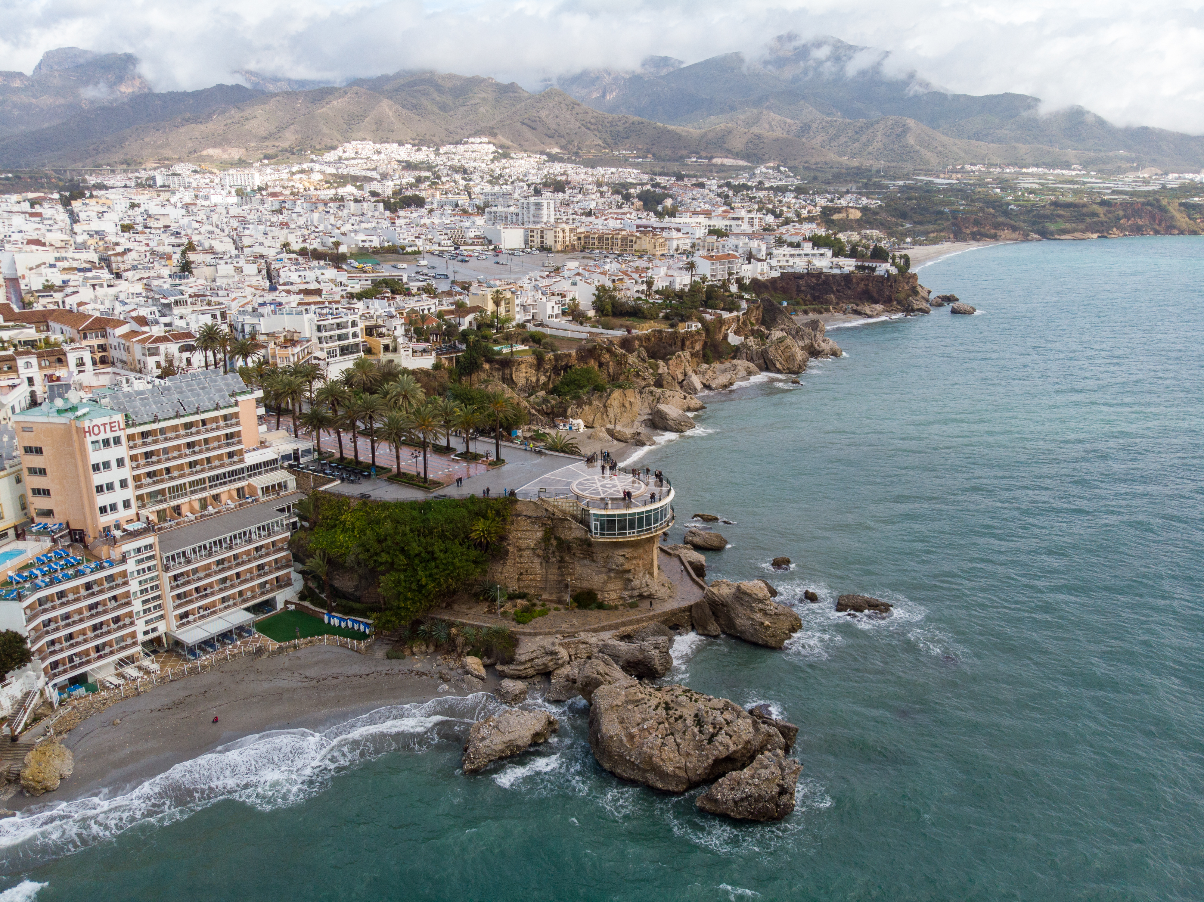 Smuk kystlinje i Nerja Andalusien med azurblåt hav og bjerglandskab i baggrunden