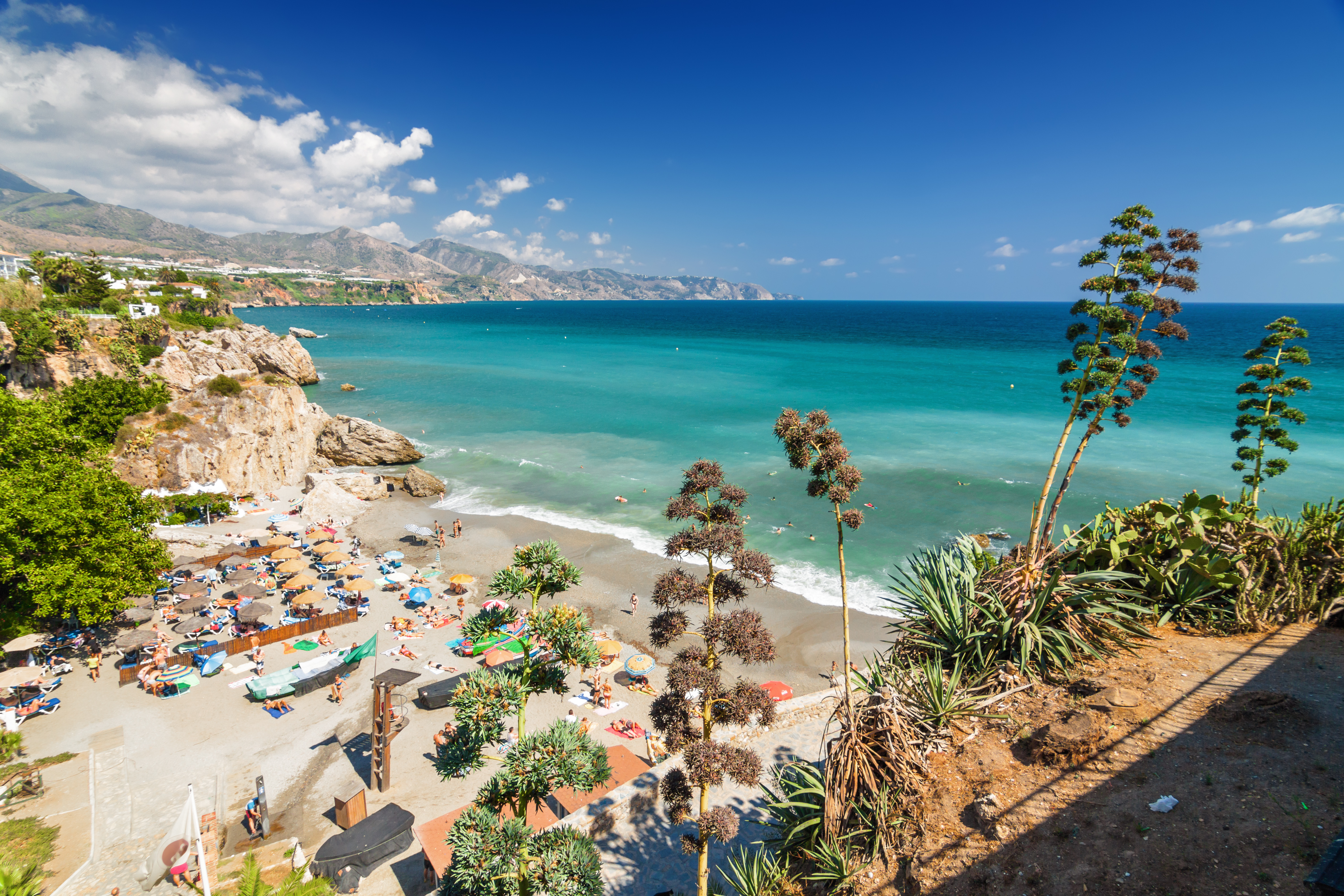 Malerisk udsigt over det klare blå Middelhav fra Europas balkon i Nerja, et populært feriemål i Andalusien