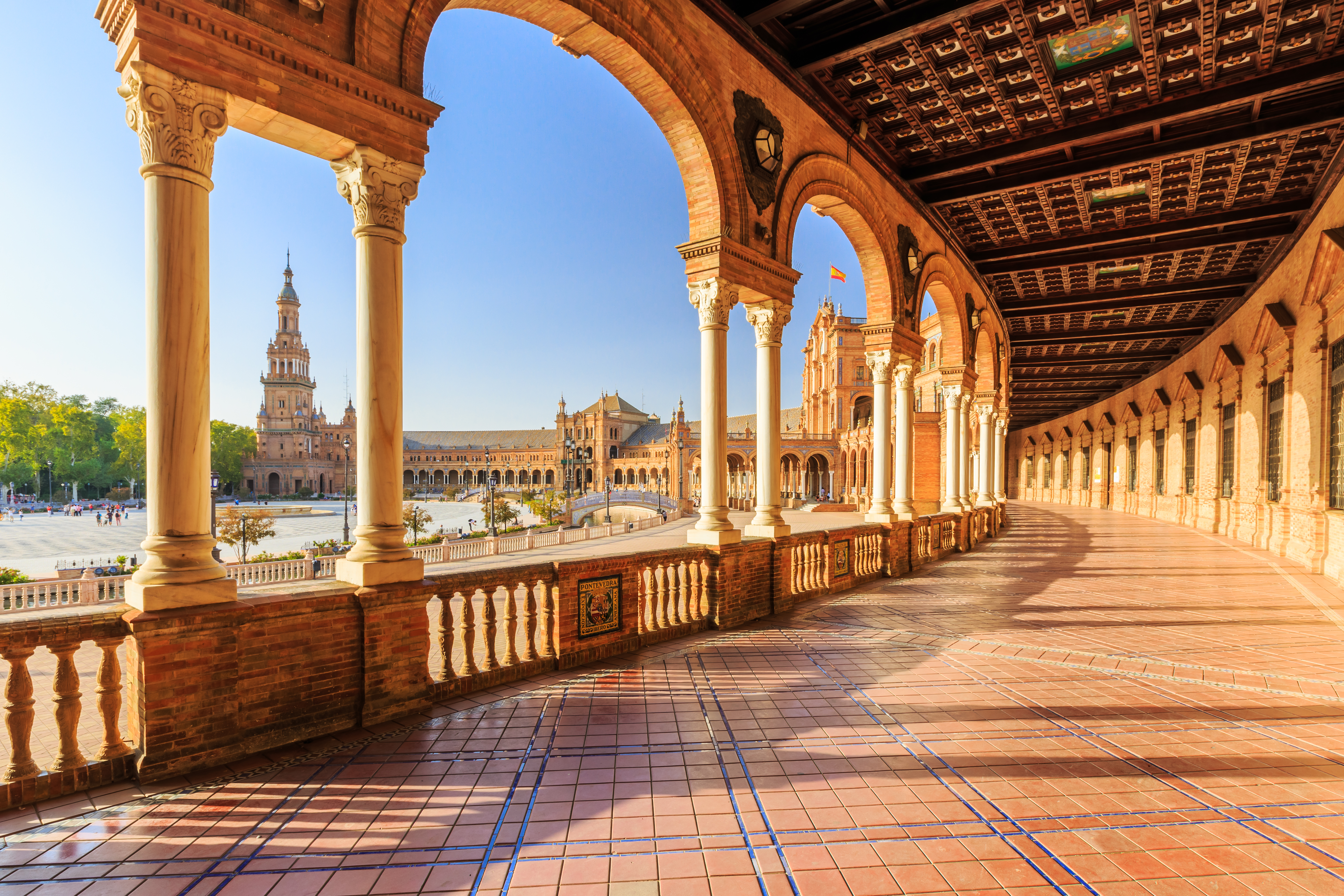 Den beroemte Plaza de España i Sevilla med elegante buer, soejler og traditionel andalusisk arkitektur