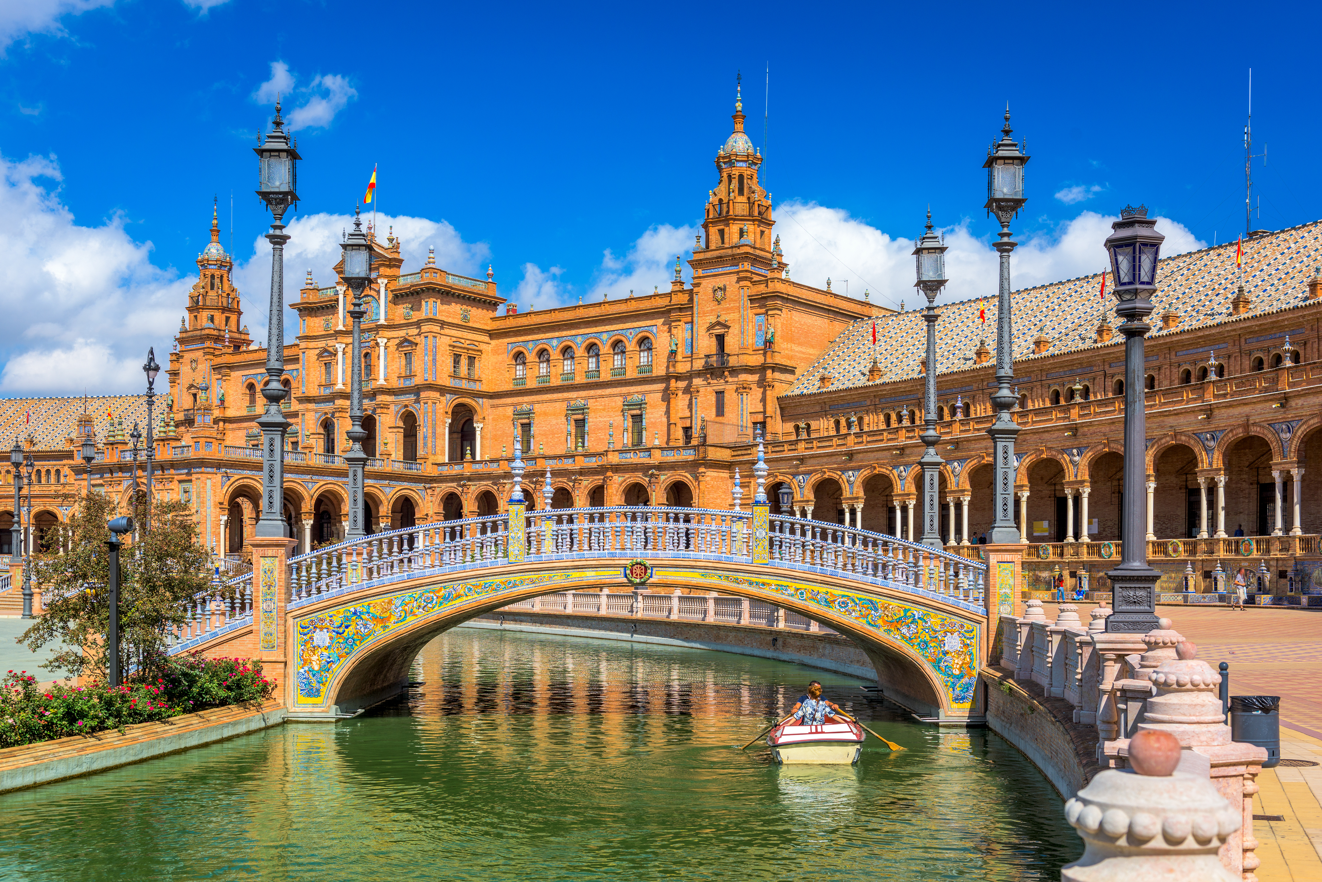 Spektakulær Plaza de España i Sevilla - populært turistmål i Andalusien
