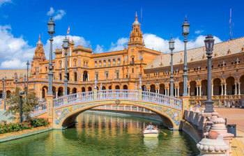 Spektakulær Plaza de España i Sevilla - populært turistmål i Andalusien