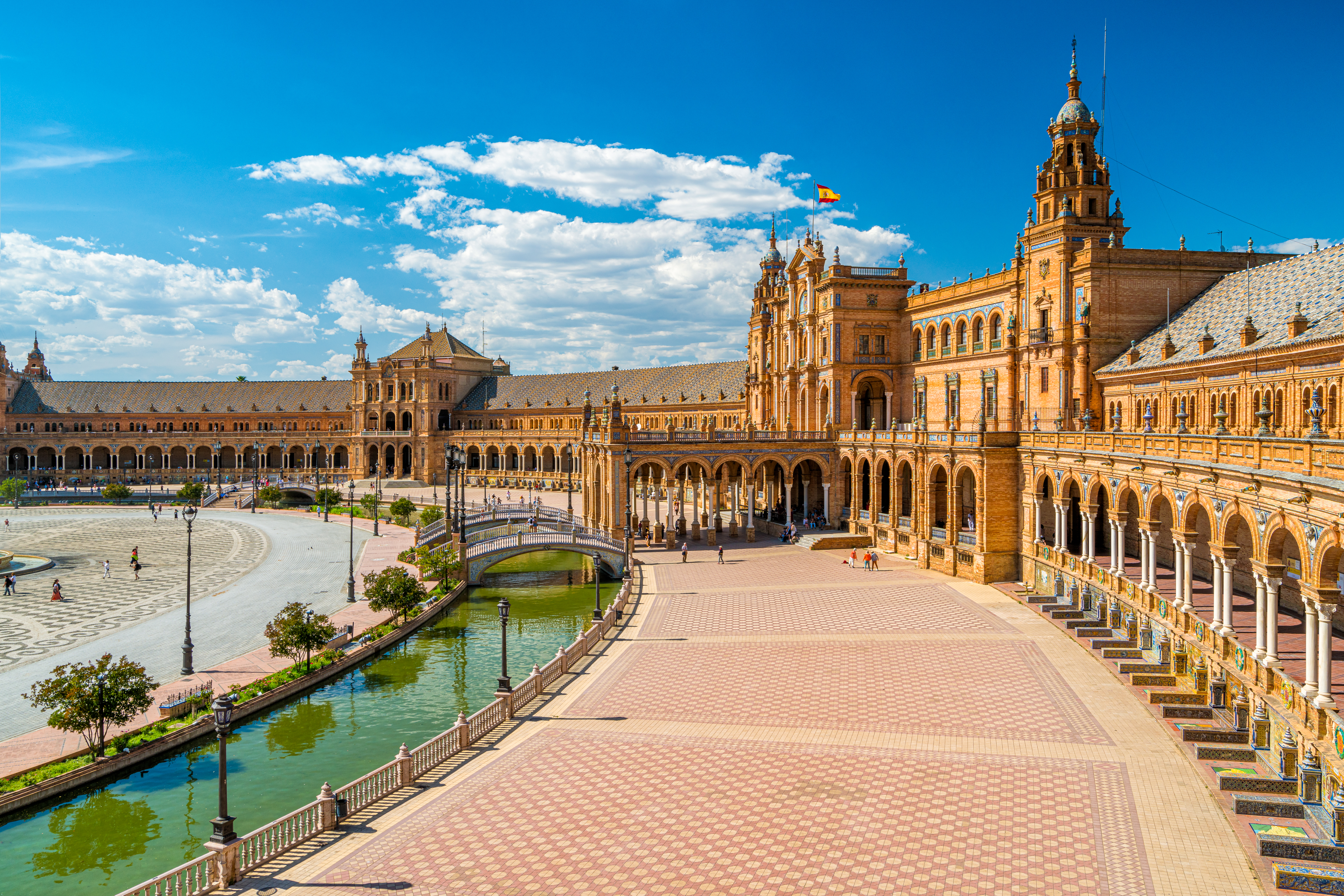 Plaza de España i Sevilla med renaissancearkitektur og keramiske fliser
