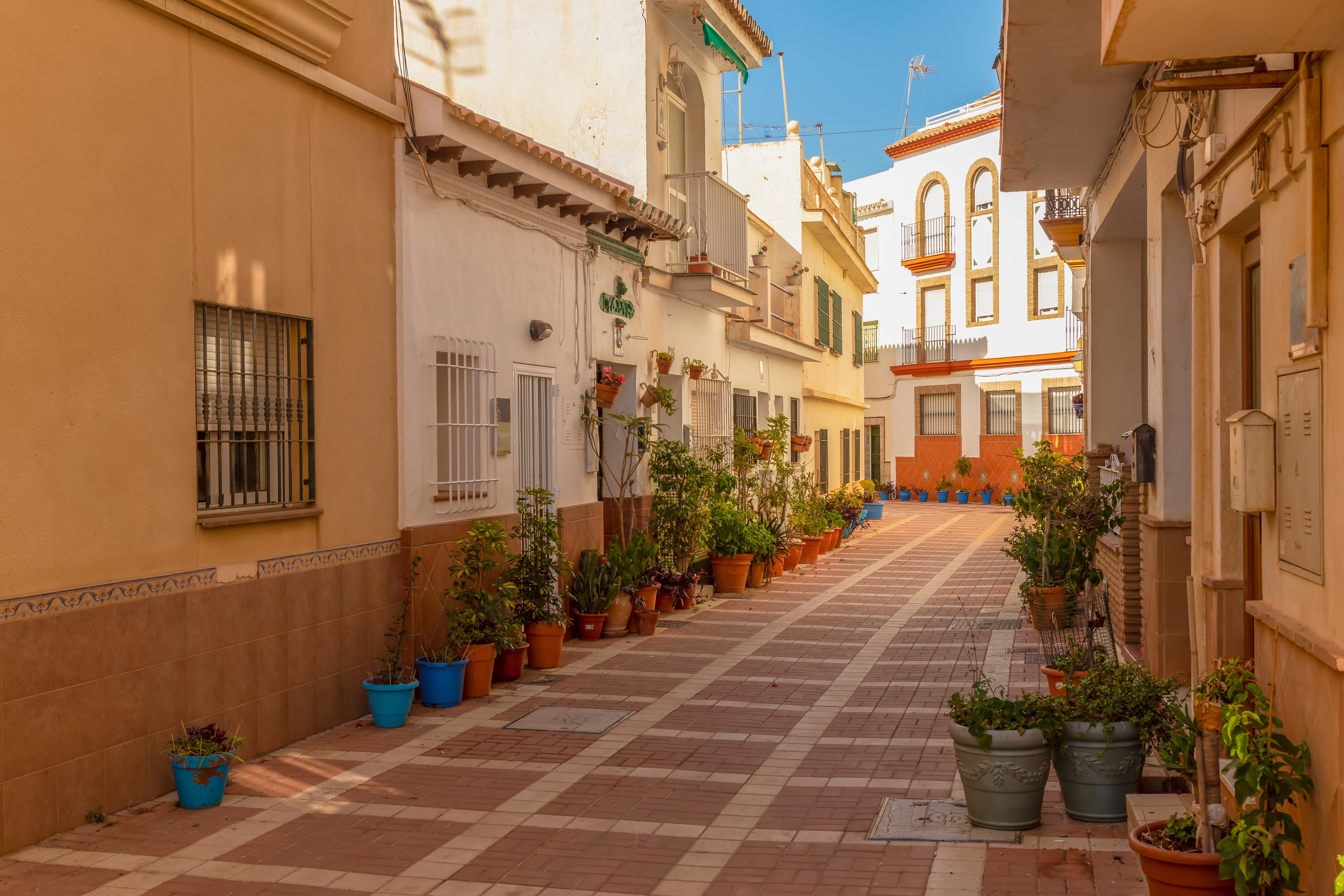Traditionel andalusisk gade i Torremolinos med dekorative blomsterkrukker og historisk arkitektur