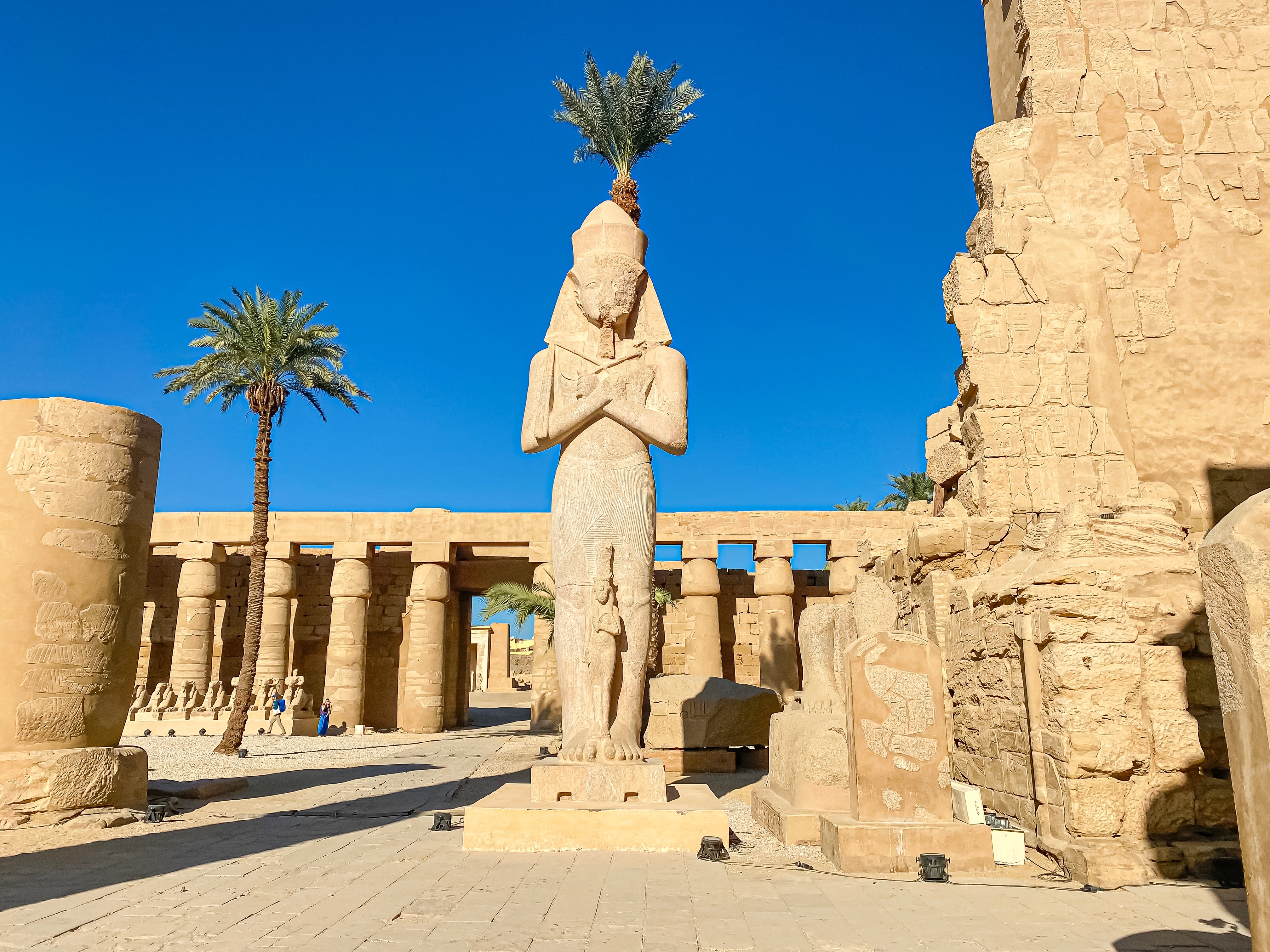 Berømt Karnak tempelkompleks med farao statuer og søjler i Luxor Egypten