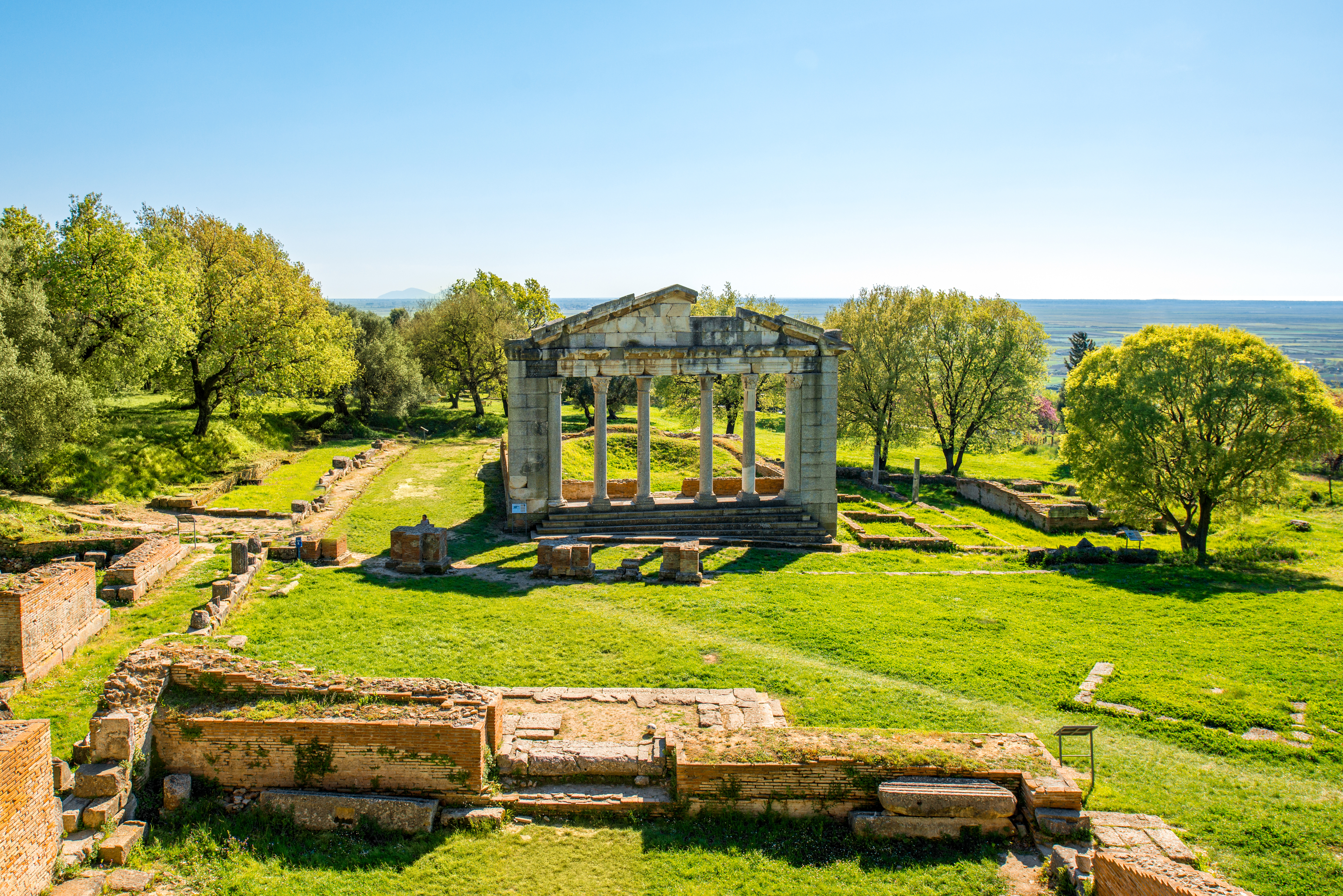 Antikke tempelruiner med søjler på det arkæologiske site Apollonia i Albanien