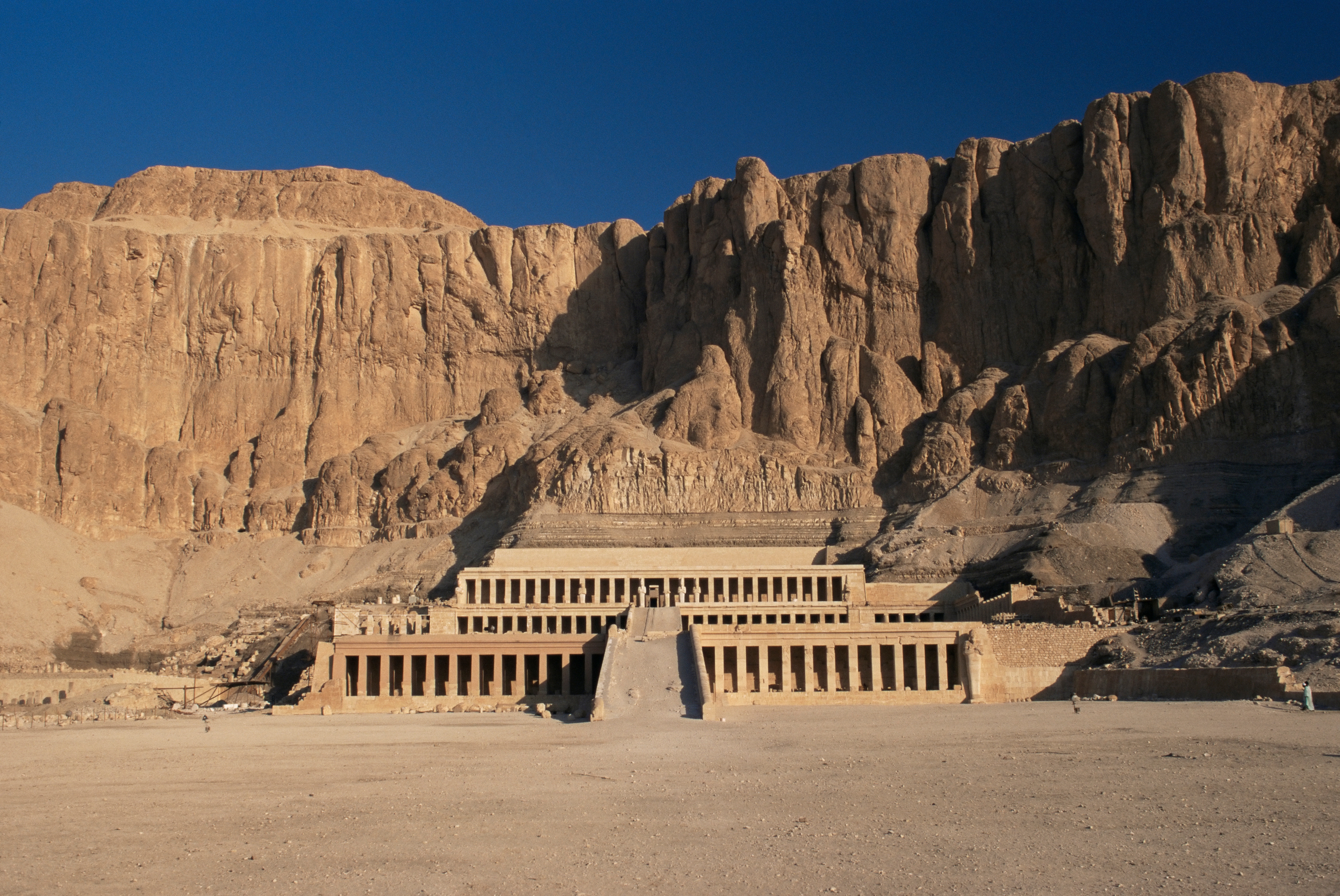 Det berømte Hatshepsut Tempel skåret ud i klippevæggen ved Theben, Egypten