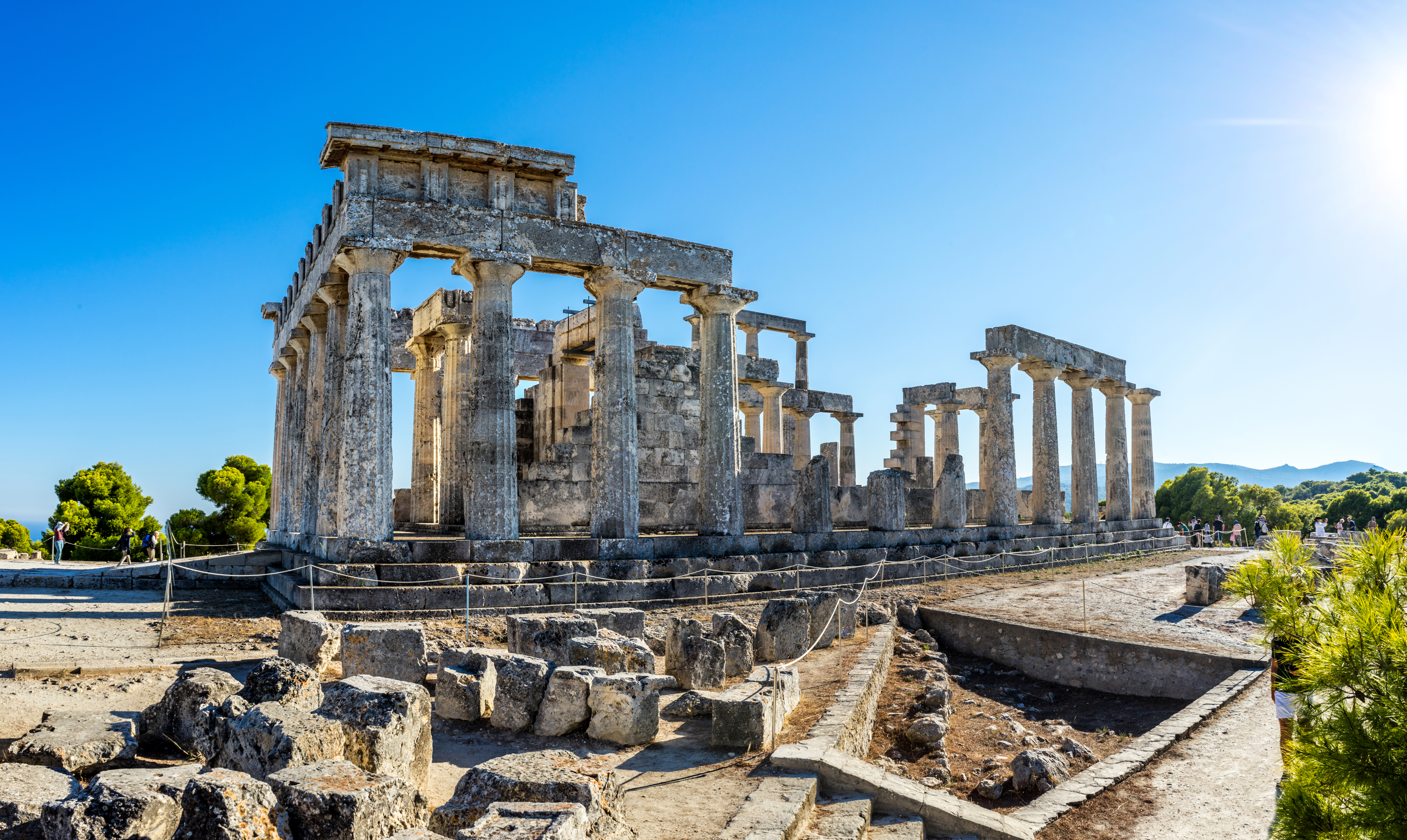 Antik græsk Aphaia tempel med marmorsøjler på Aegina ø Grækenland