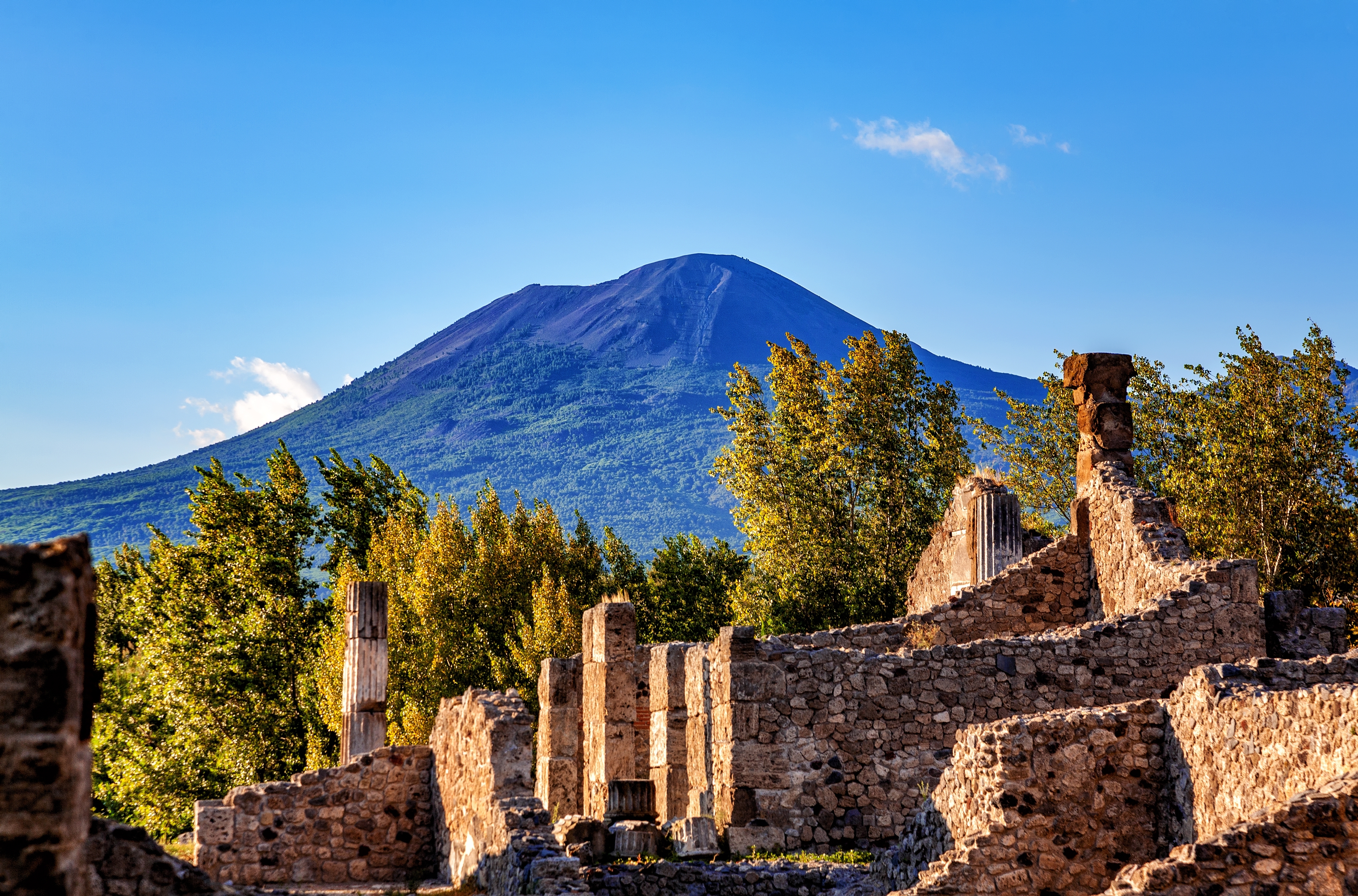Gamle romerske bygningsrester i Pompeii med Vesuvius vulkan, Italien
