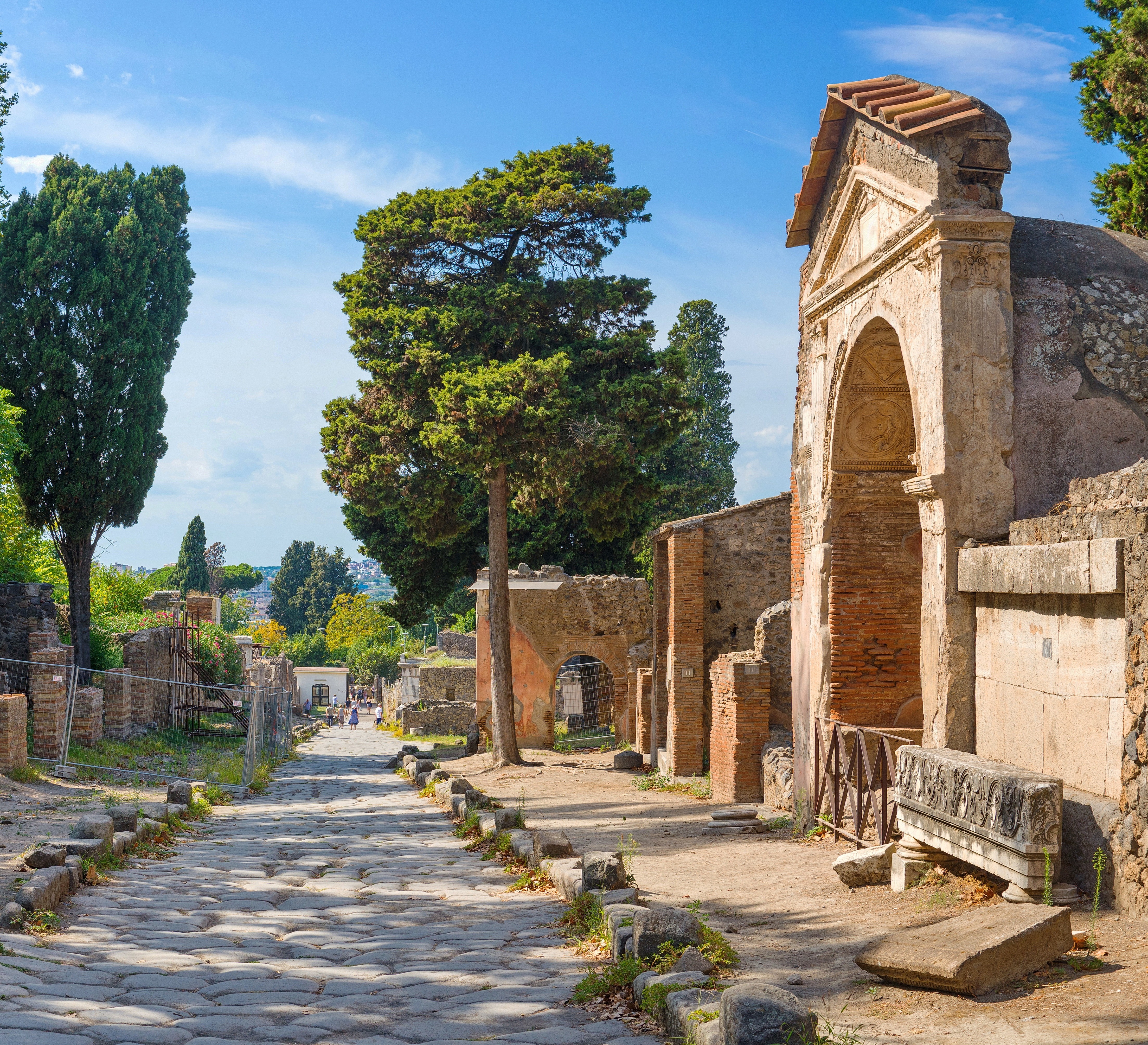 Antik romersk gade i Pompeii arkæologiske område med velbevarede ruiner