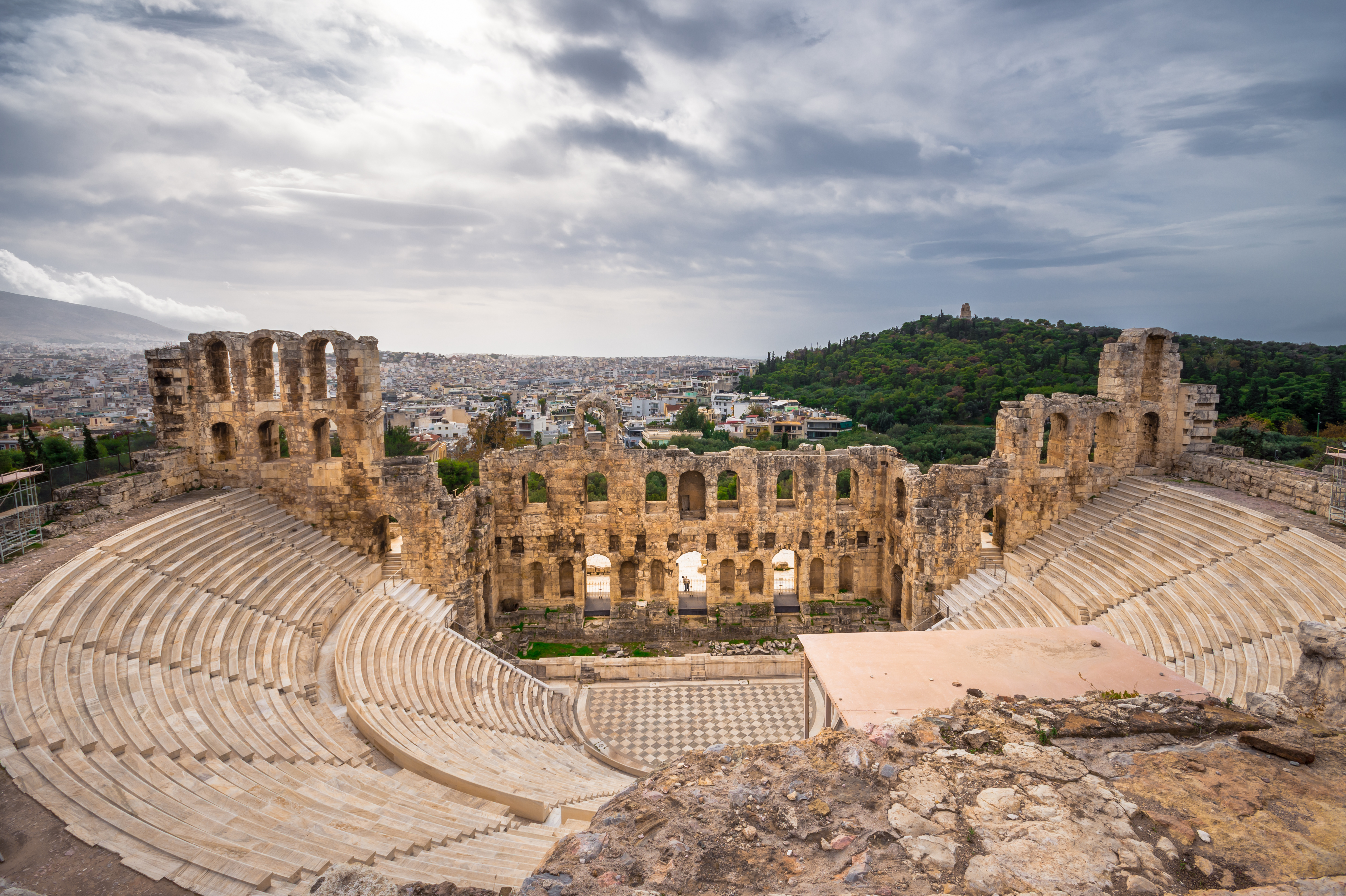 Antikt teater på Akropolis med panoramisk udsigt over Athen, Grækenland