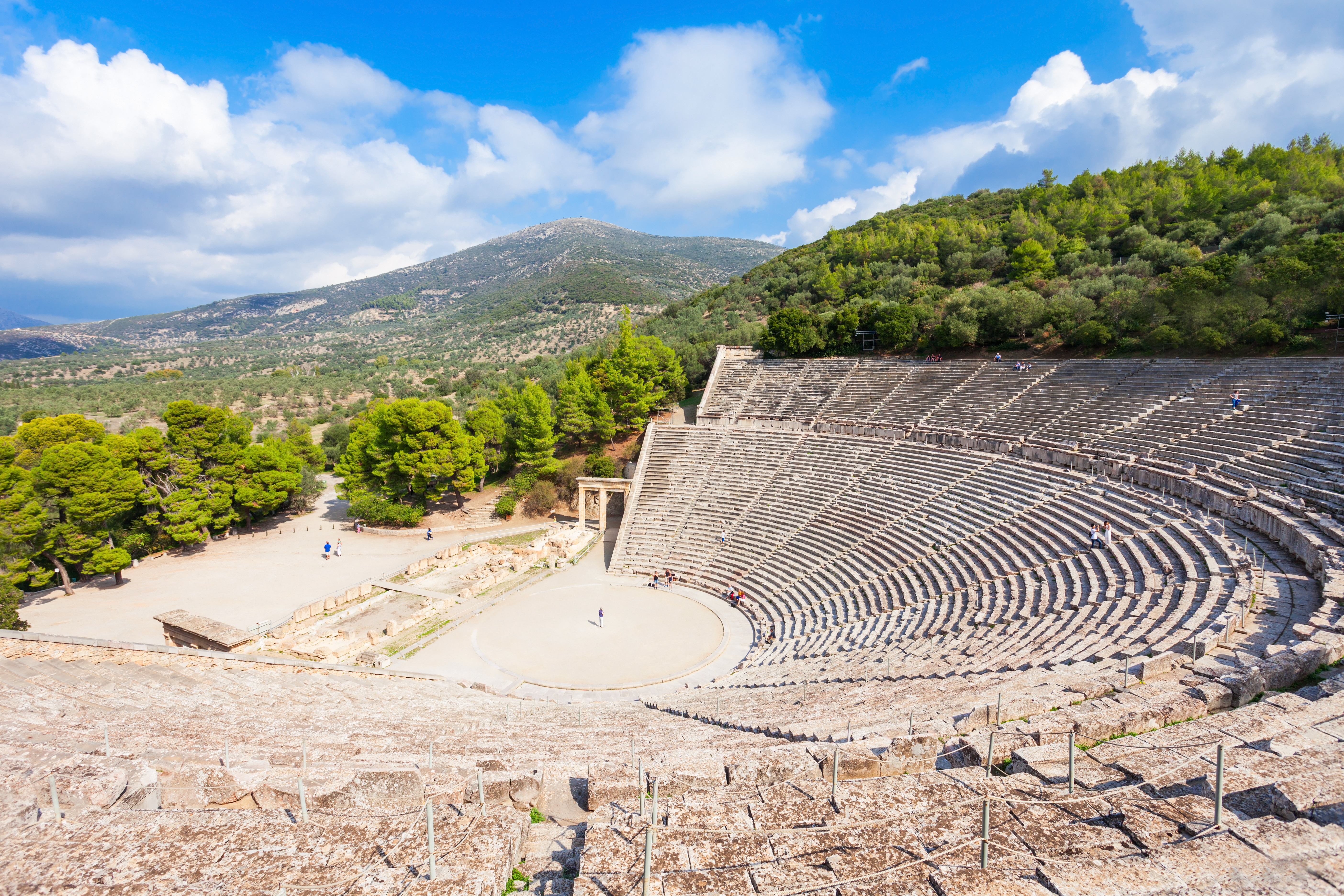 Det berømte antikke teater i Epidaurus med perfekt akustik i det græske landskab