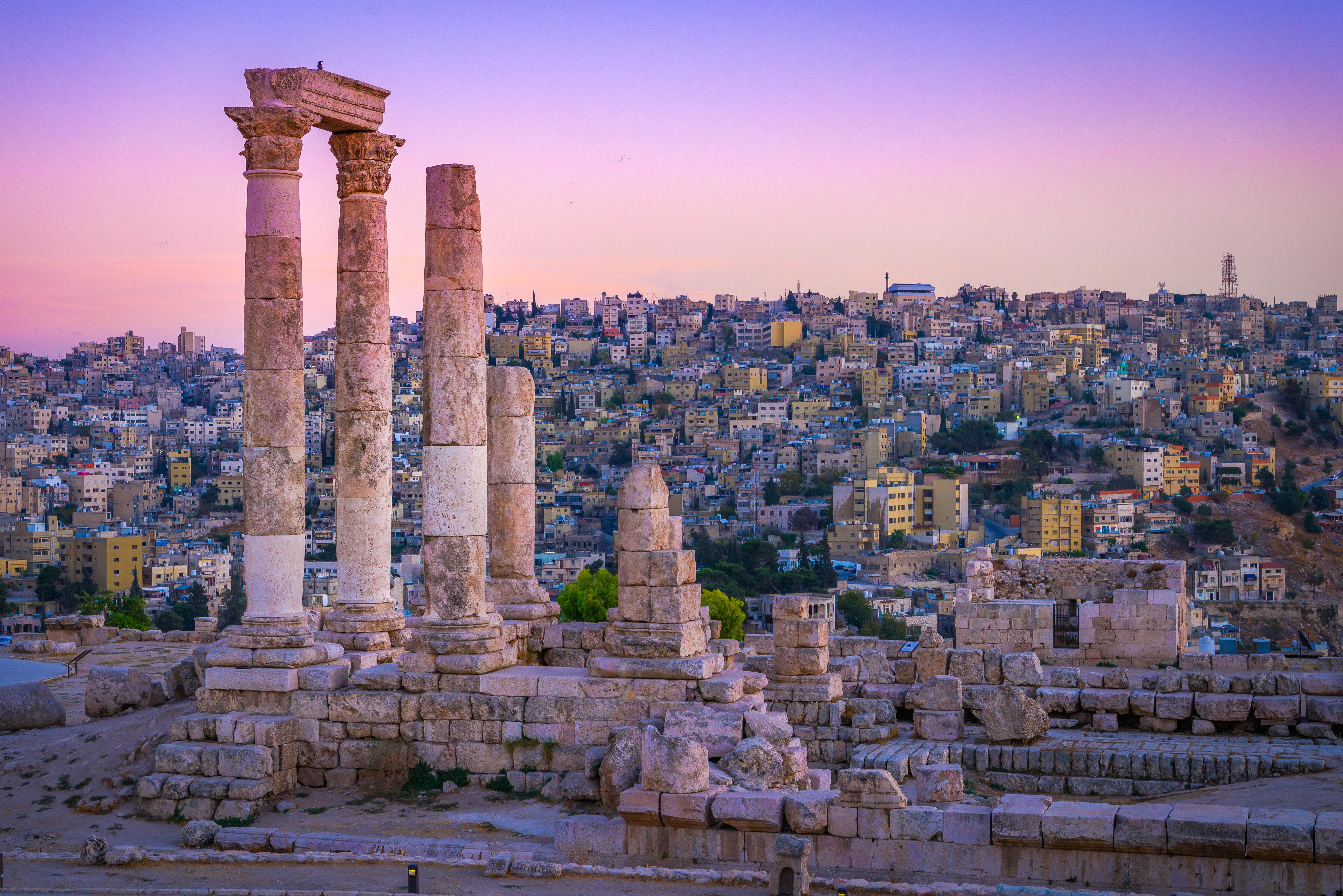 Imponerende oldtidsruiner i Amman Citadel med dramatisk solnedgangsudsigt over Jordans historiske hovedstad