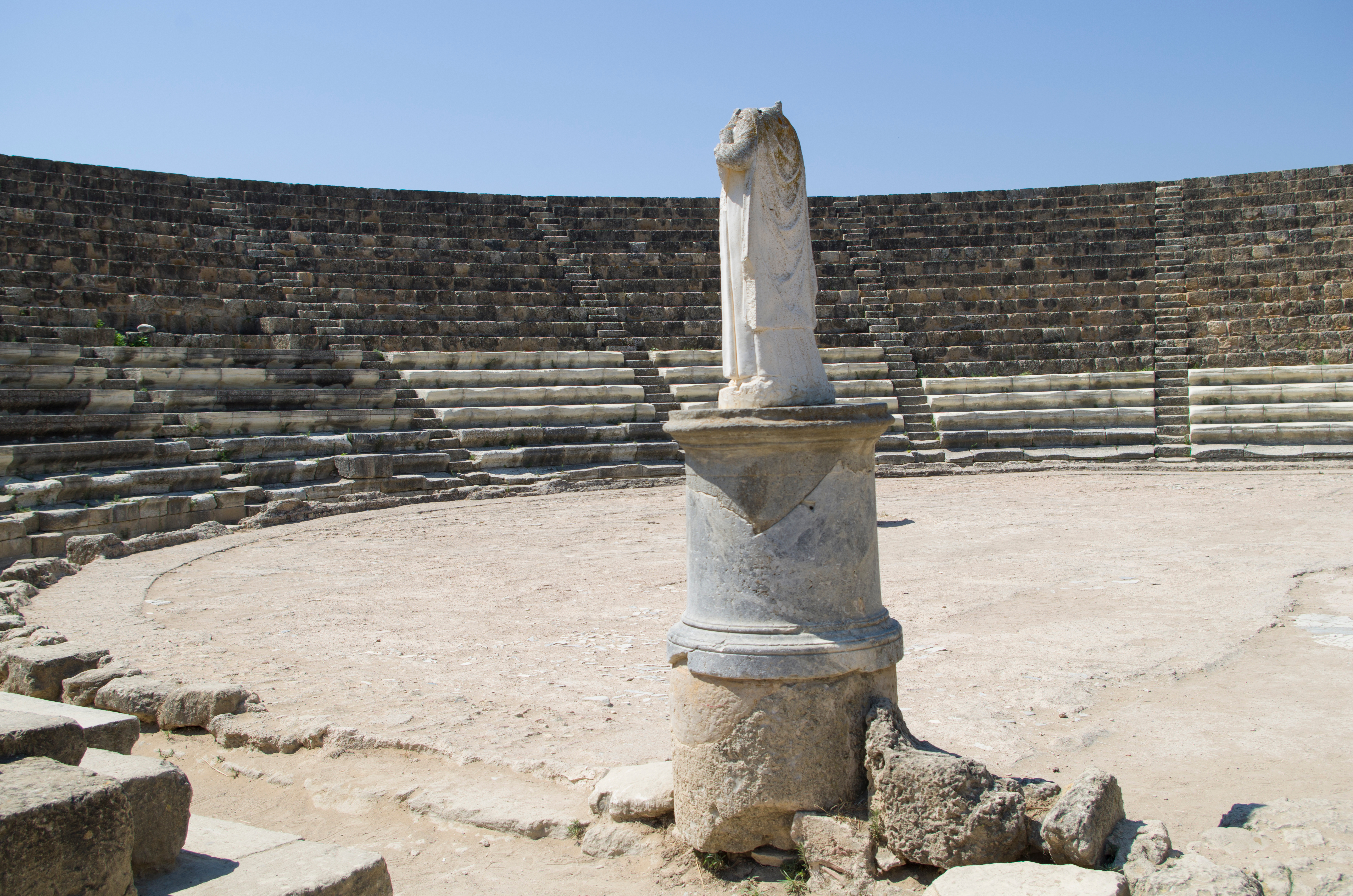 Antikke ruiner med marmorstatue i Salamis amfiteater ved Famagusta, Nordcypern