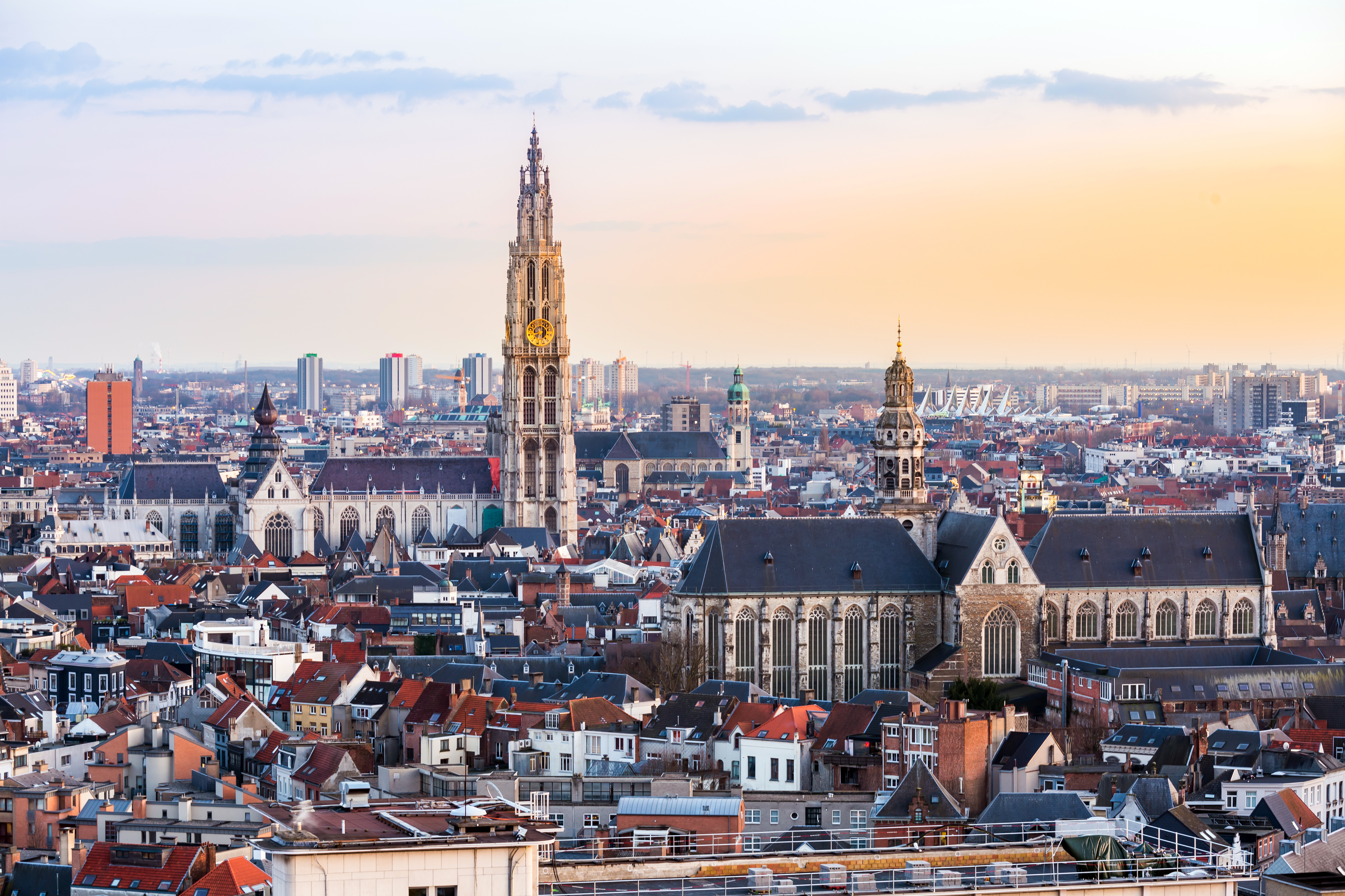 Storslået fugleperspektiv over Antwerpen med den gotiske Vor Frue Katedral omgivet af byens charmerende arkitektur i den gyldne time