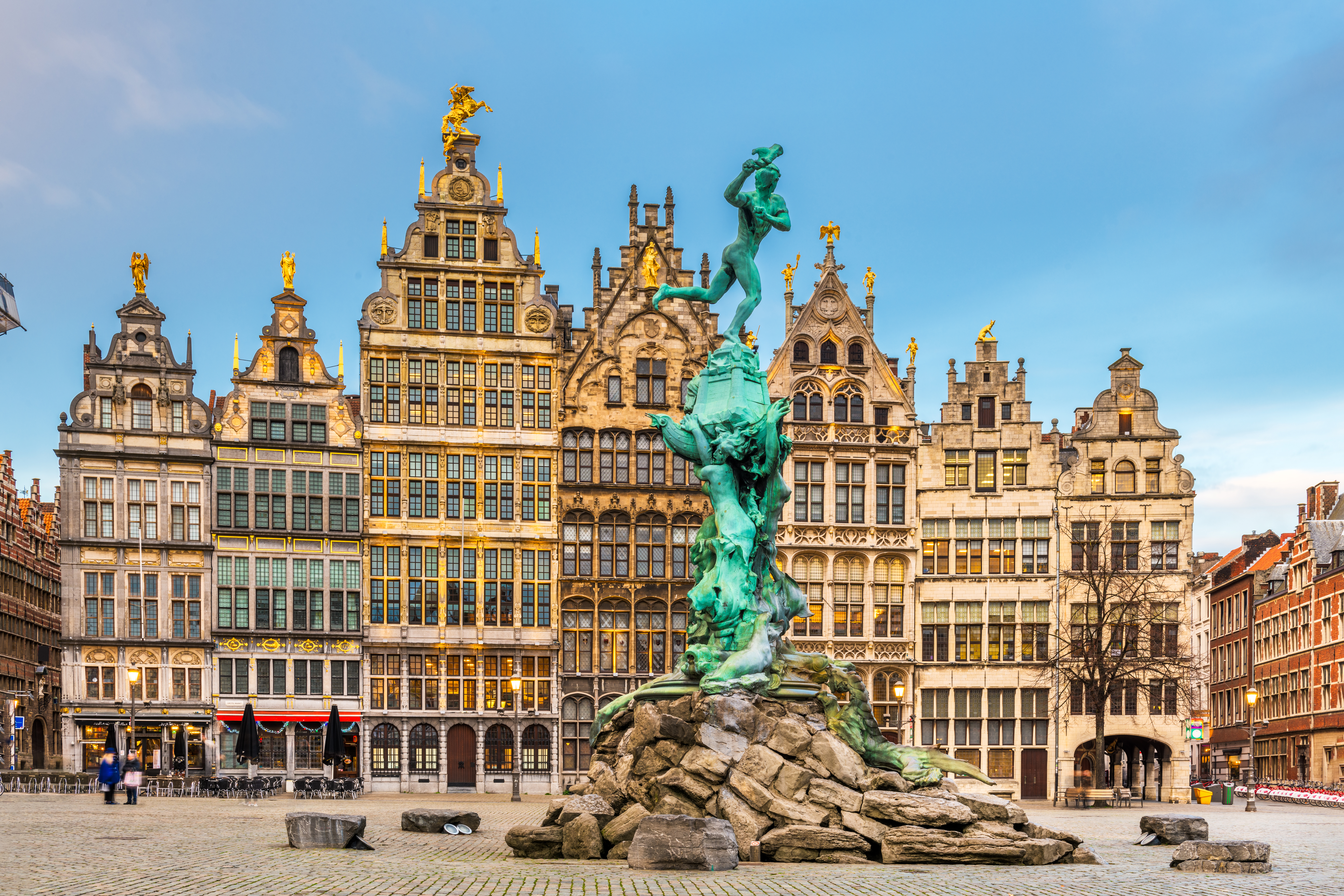 Grote Markt i Antwerpen oplyst i tusmørket med imponerende historiske bygninger og klassisk belgisk arkitektur