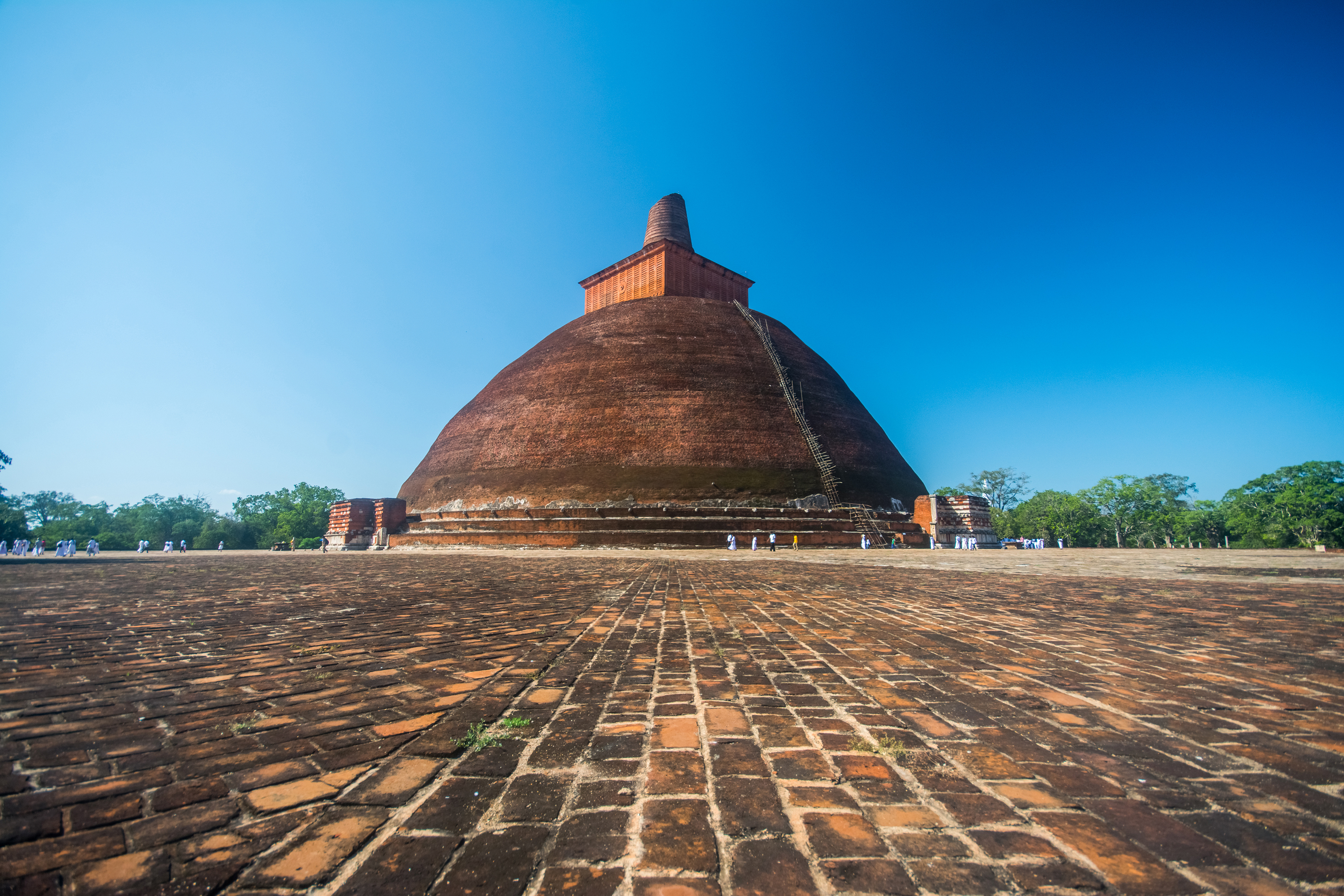 Gammelt buddhist tempel stupa i Anuradhapura med blaa himmel baggrund
