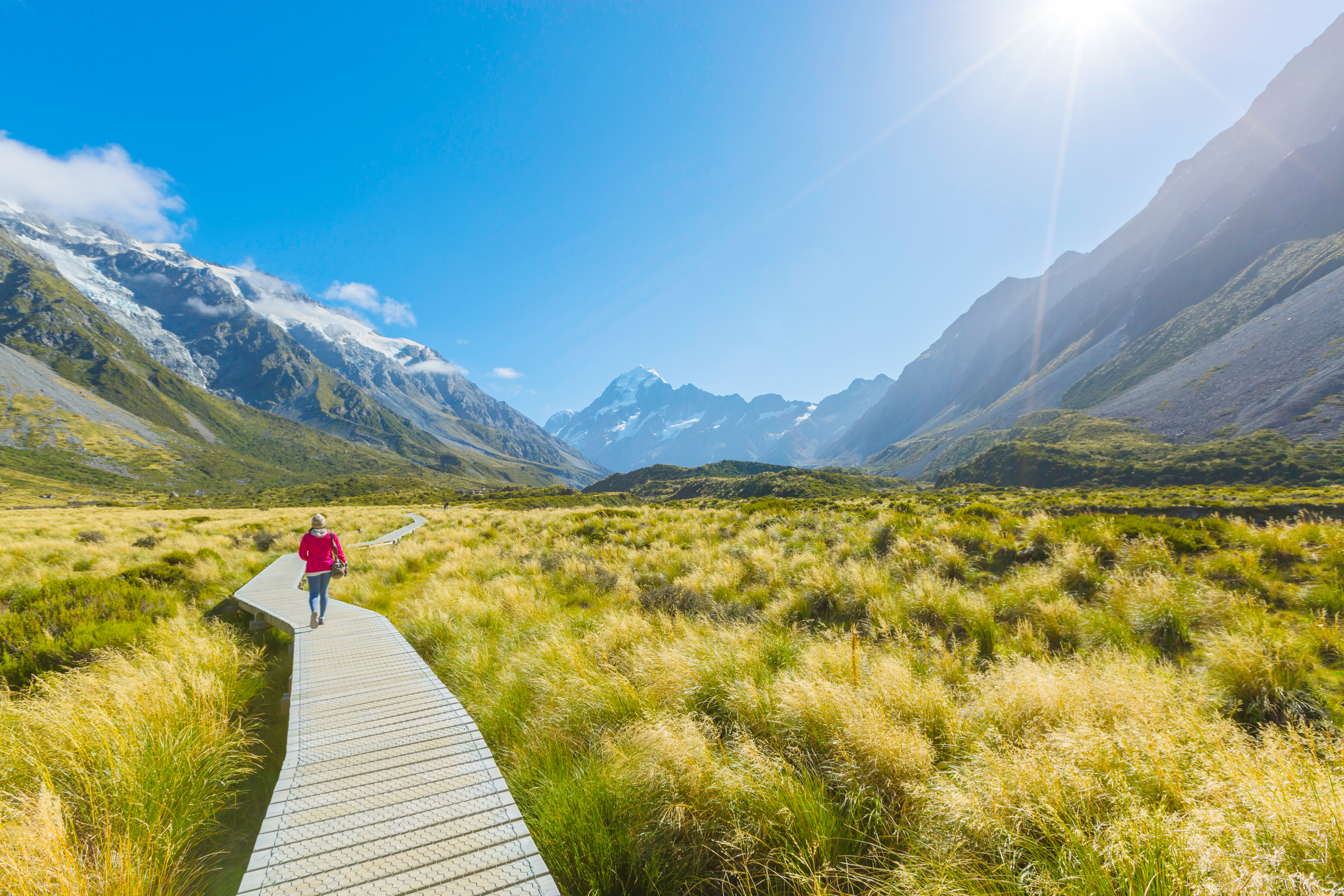 Frihedsfølelse indfanget i Mount Cook National Park, hvor en kvinde på solorejse oplever New Zealands Sydøs imponerende bjerglandskab og vilde natur