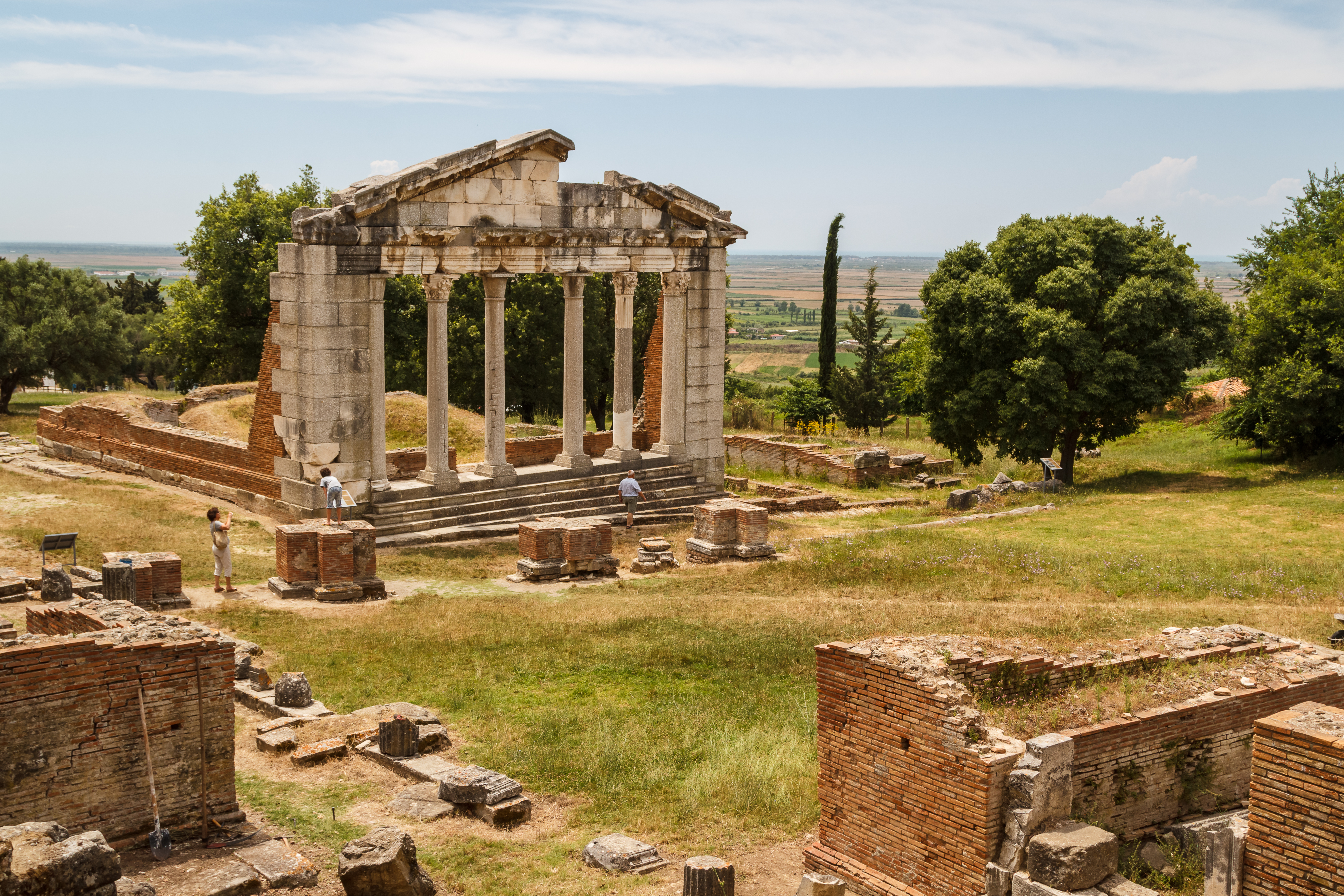 Velbevarede romerske ruiner fra oldtidsbyen Apollonia i Albanien med karakteristiske søjler og historiske bygningsrester