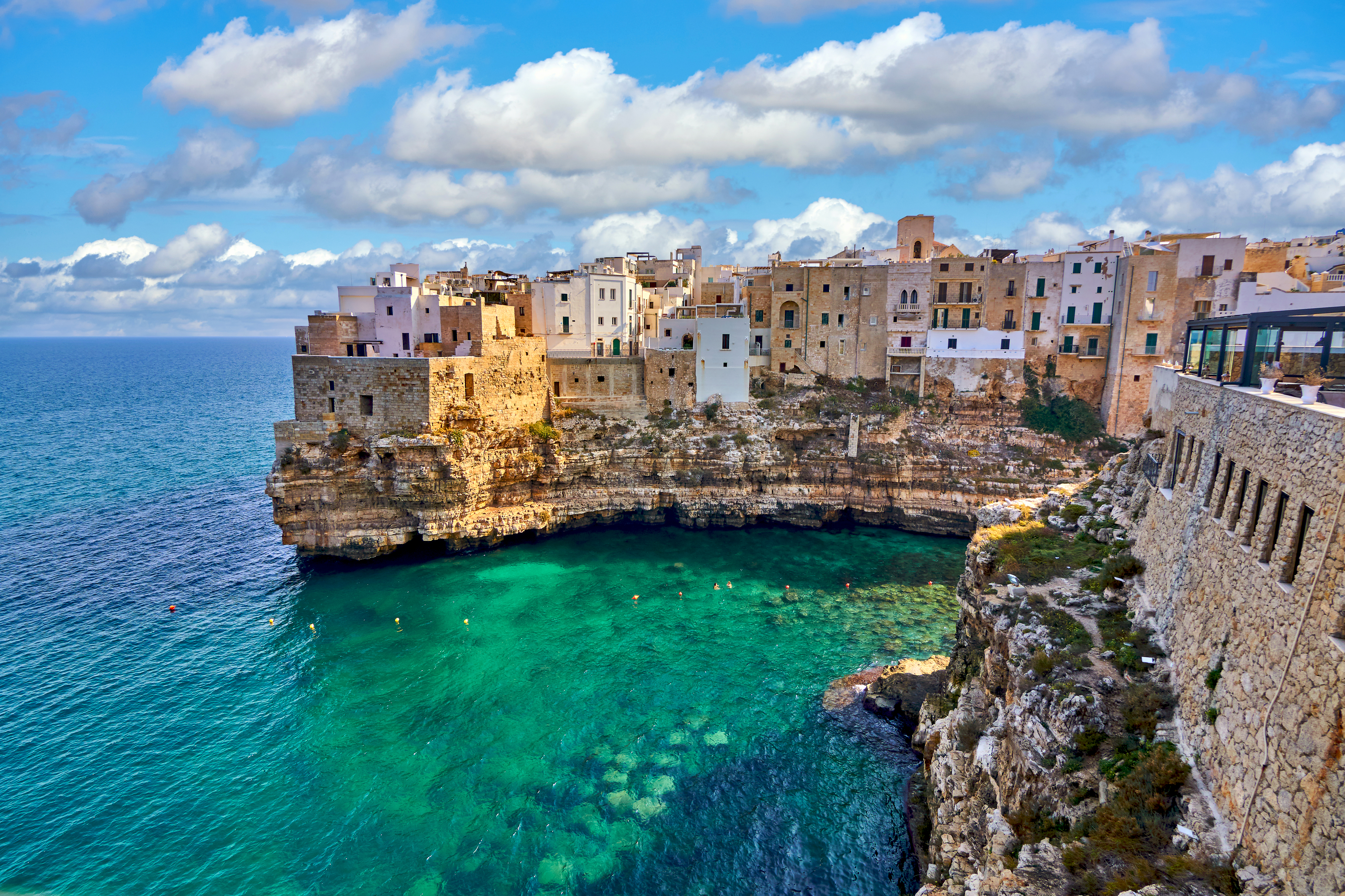 Polignano a Mare i Apulien med traditionelle hvide huse bygget på høje klipper over Middelhavet