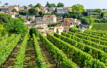 Panoramaudsigt over Saint-Emilion med middelalderlig arkitektur og grønne vinmarker