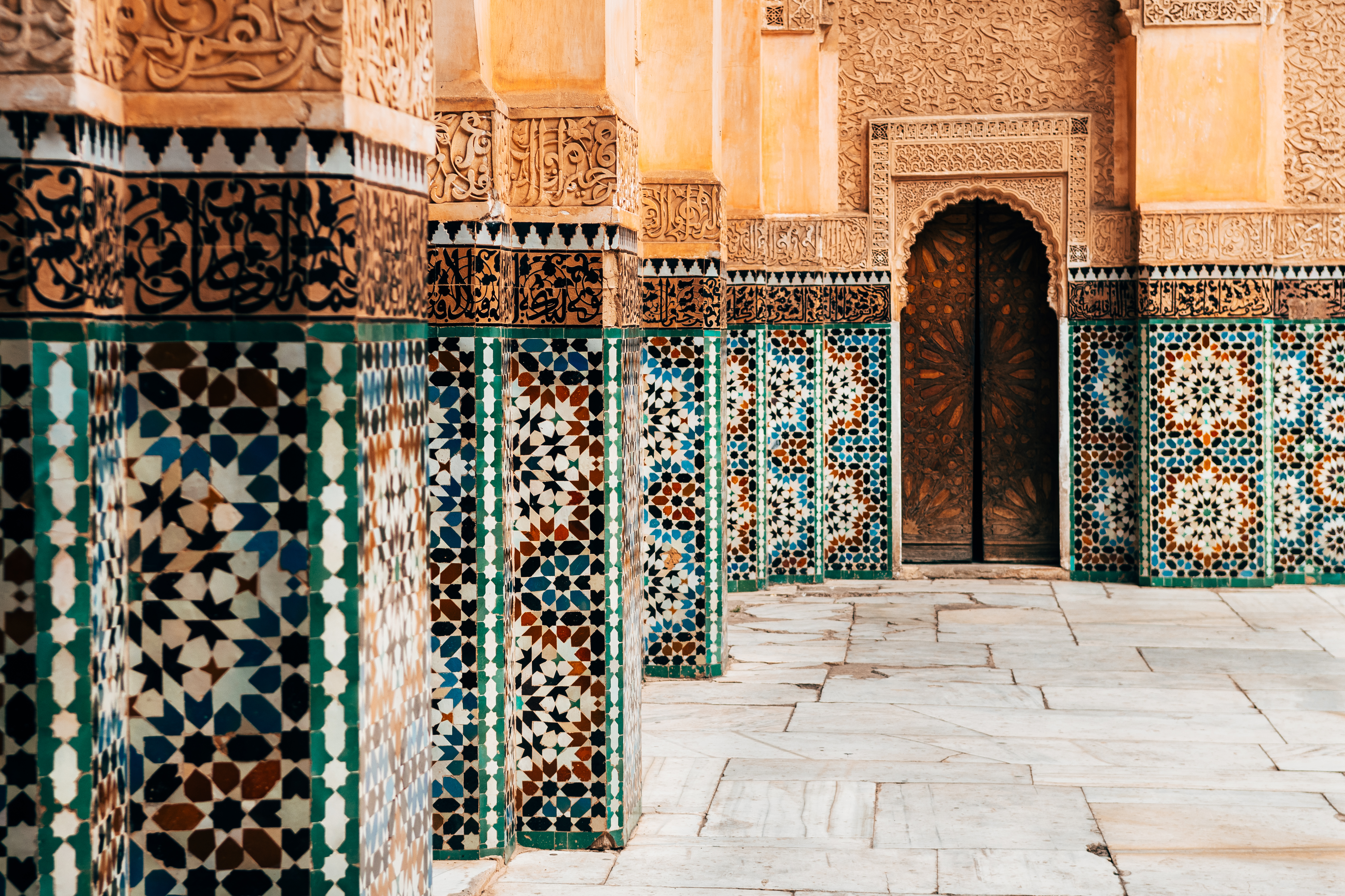 Traditionel arabisk mosaikkunst med geometriske mønstre i marokkansk bygning