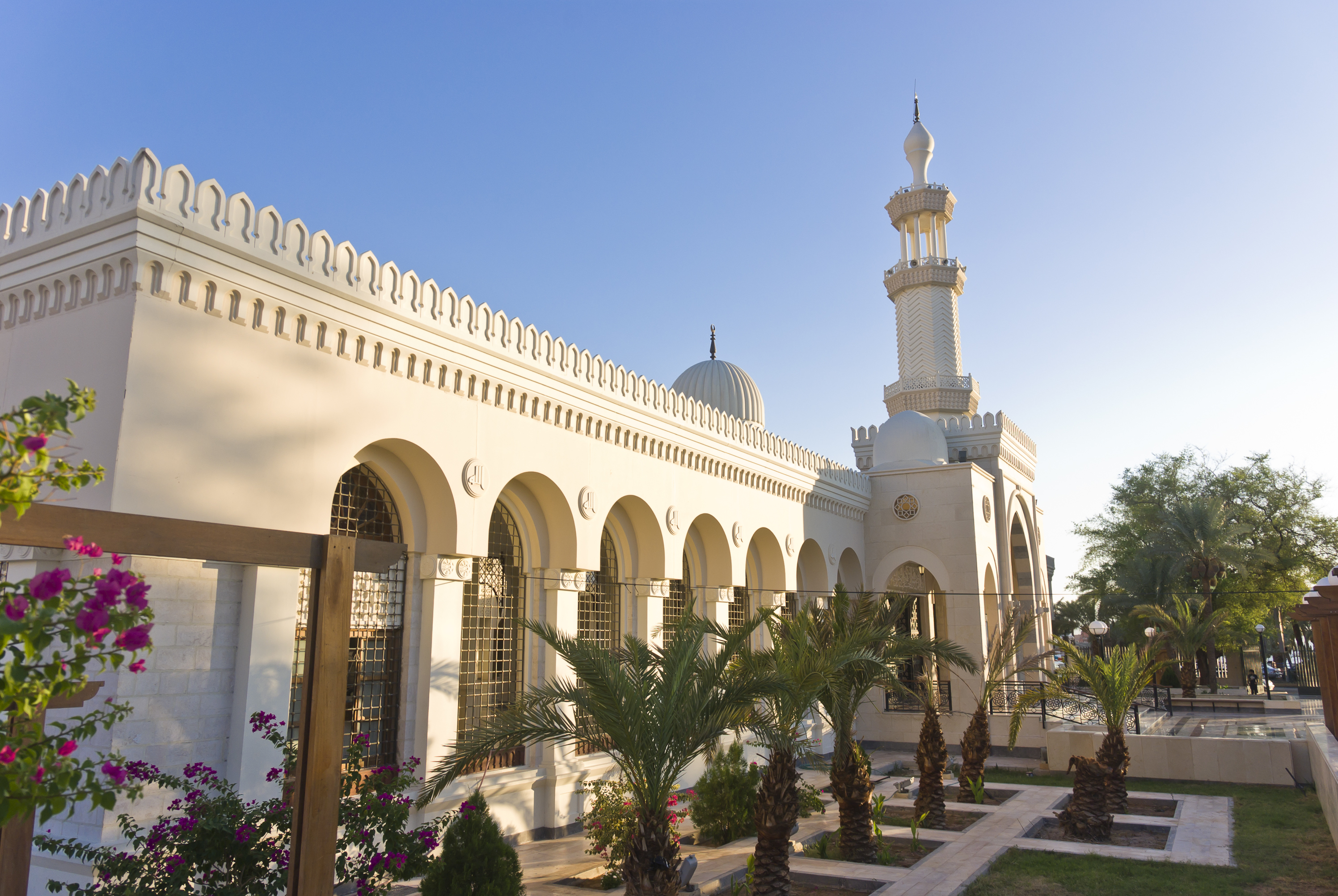 Traditionel arabisk moskéarkitektur i Aqaba, Jordan - Al-Sharif Hussein Bin Ali moskeen med dekorative hvide kupler mod azurblå himmel