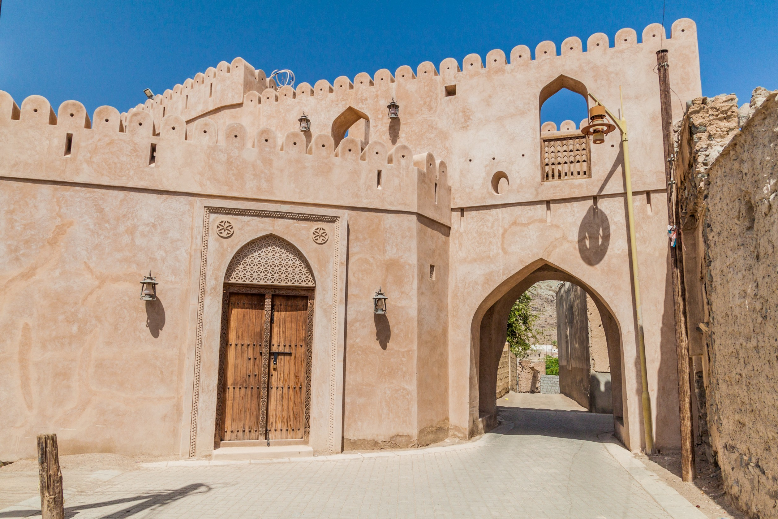 Den majestætiske indgangsport til den historiske bydel Ibra Old Quarter i Oman, med karakteristisk arabisk byggestil og kulturhistorie